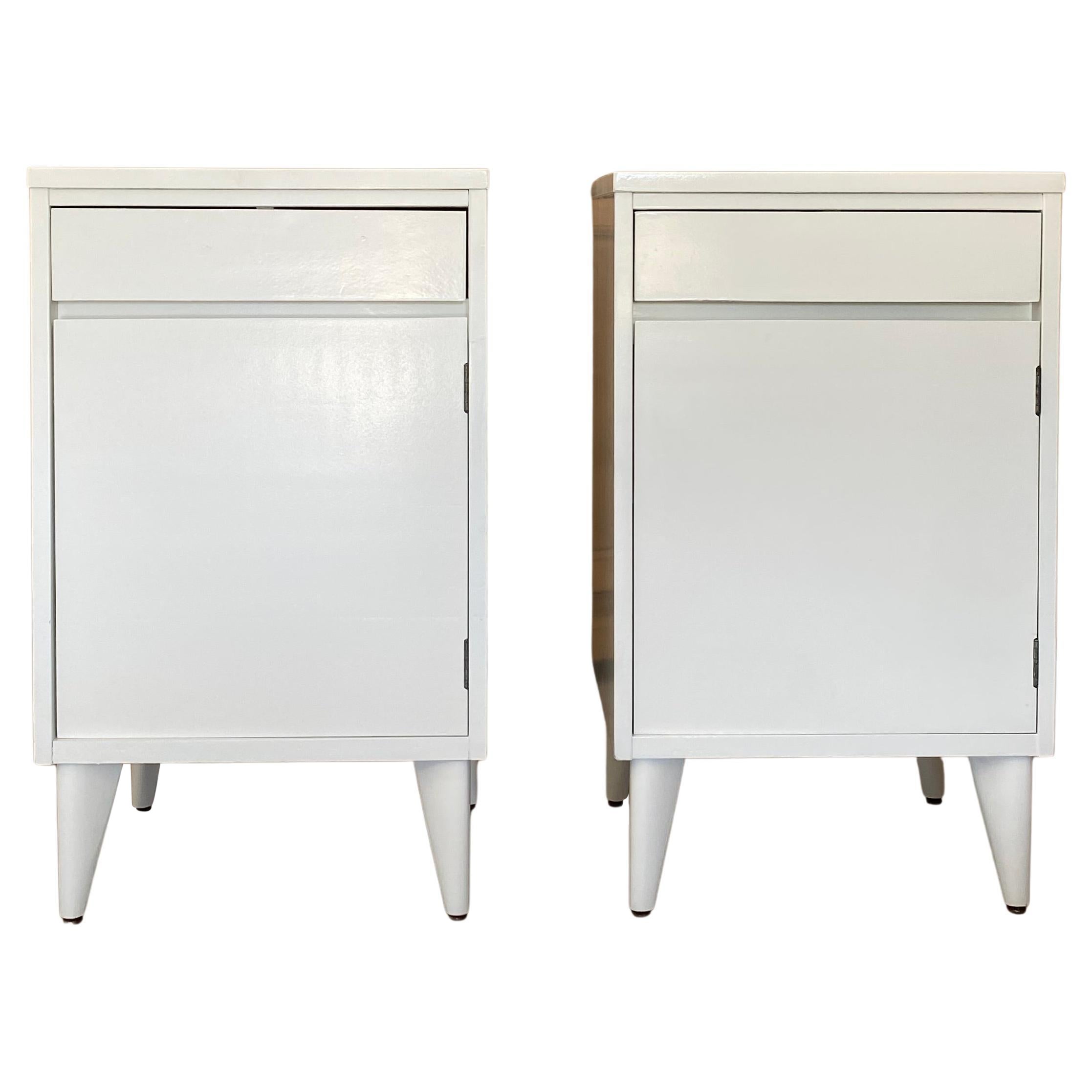 Midcentury Modern Pair of Glossy White Lab Cabinet Nachttische