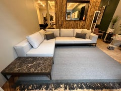 Sofá Seccional de Rejilla para Exterior Gloster con Mesa Auxiliar de Cerámica