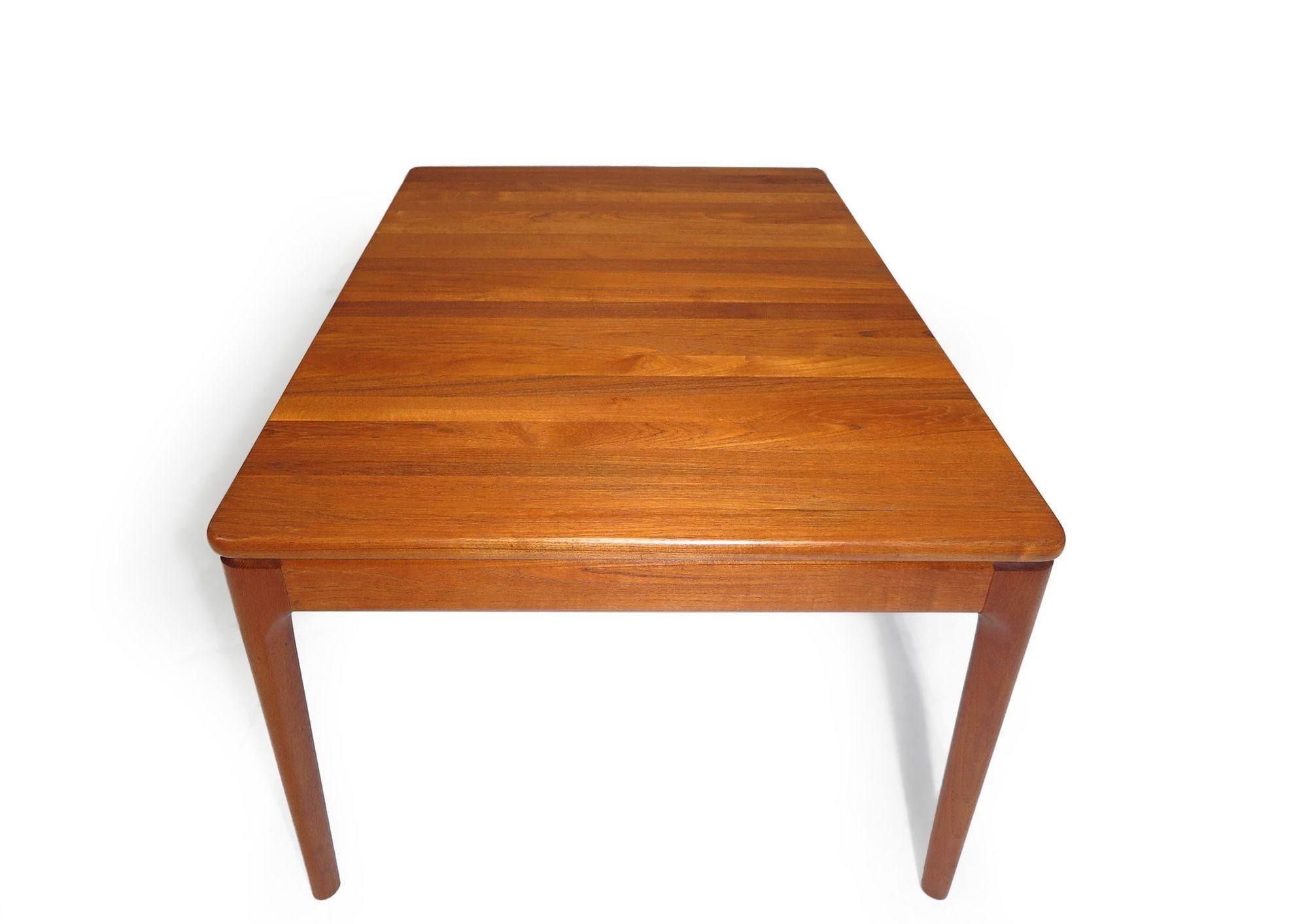 Beautiful mid-century Danish Glostrup Mobelfabrik dining table, handcrafted from planks of solid teak wood. The teak wood features ribbon effects and a bullnosed edge, fully restored with a natural oil finish to highlight its natural red orange and