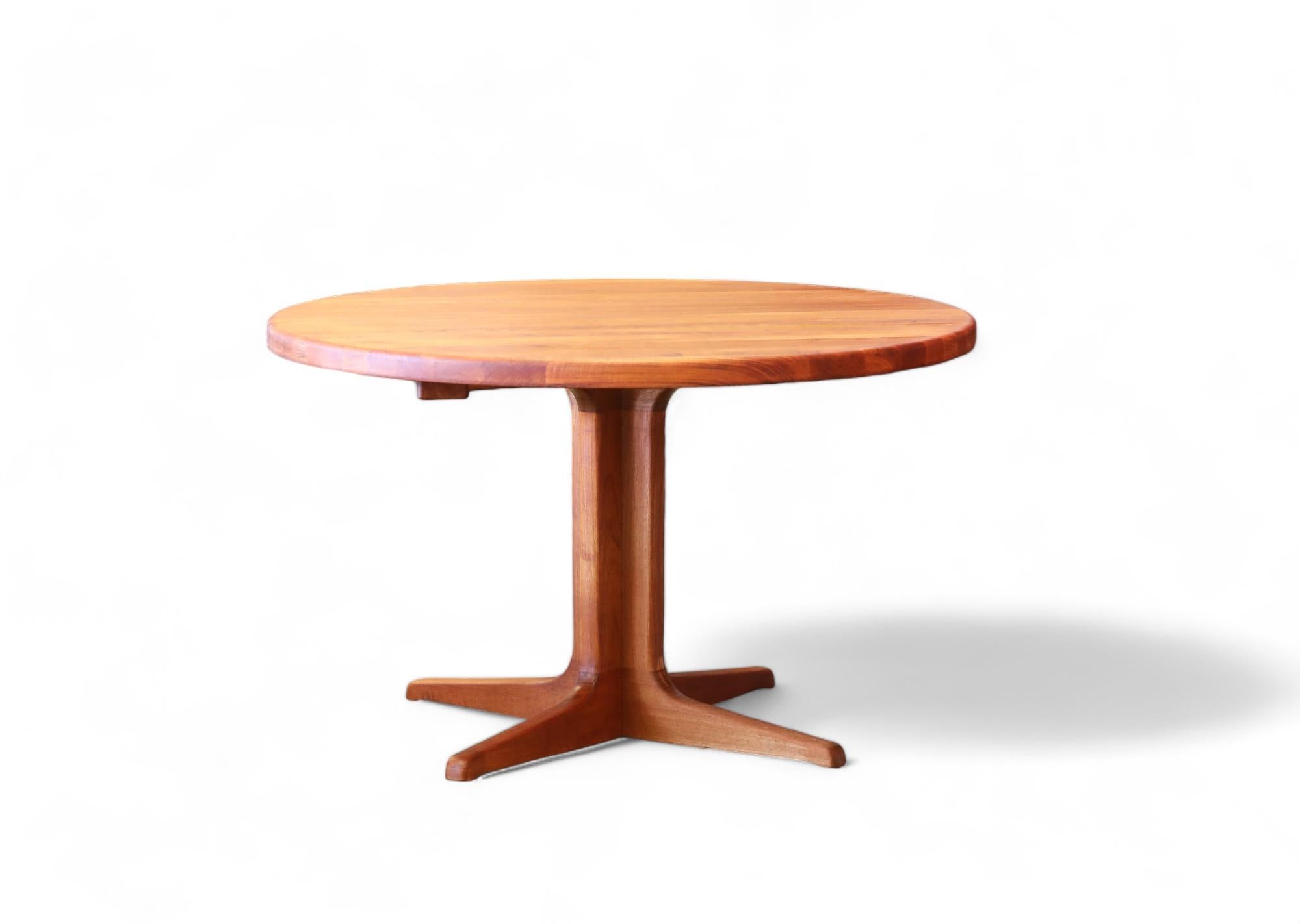 Glostrup round dining table in solid teak, 60s 9