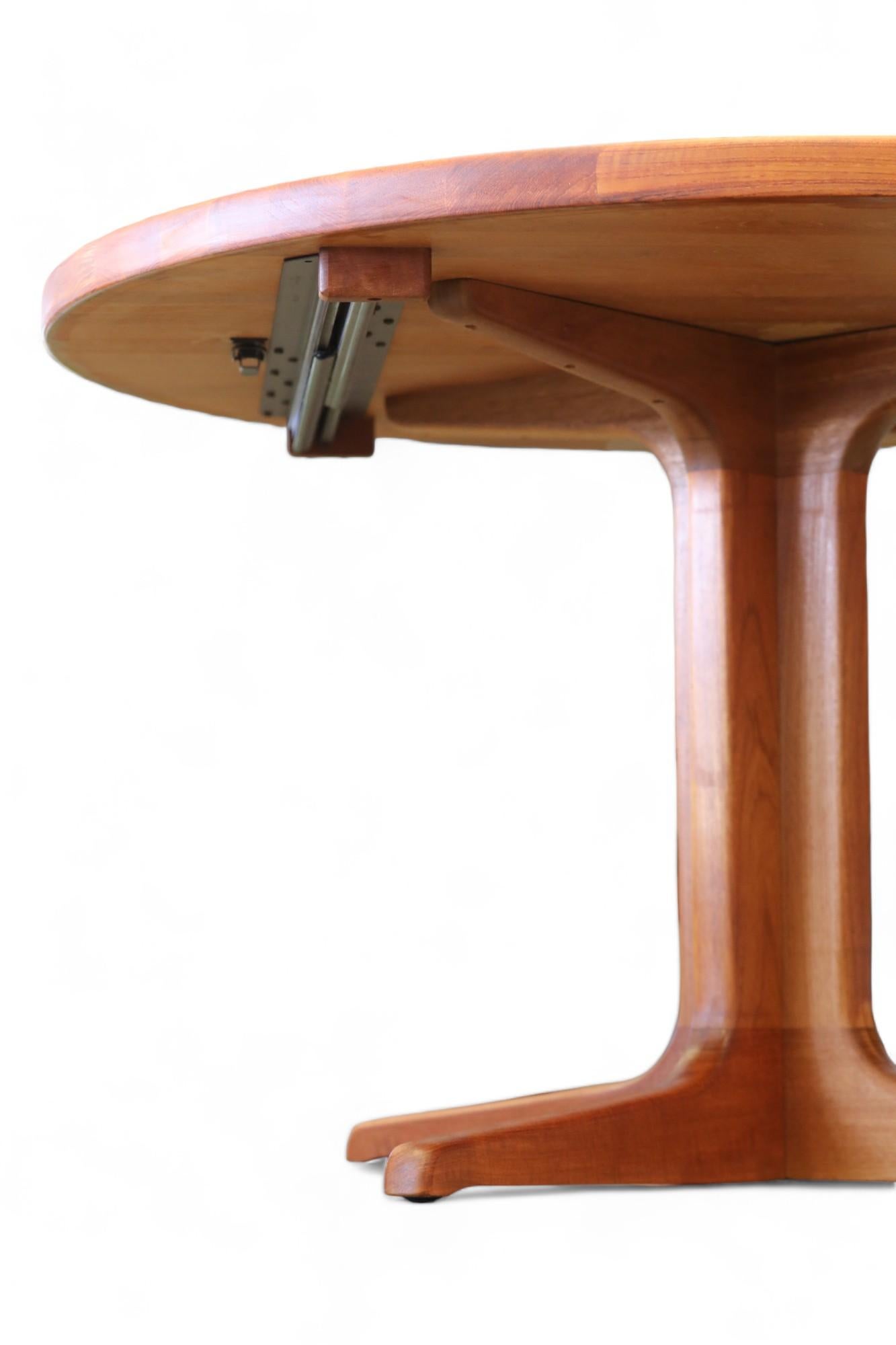 Glostrup round dining table in solid teak, 60s 10