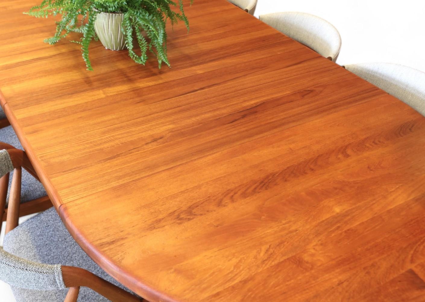 Glostrup around dining table in solid teak that stands on pillar bases, which makes it easy to place the chairs around the table. We have placed both five and six chairs around the table without it feeling cramped and awkward.

For the dining table,