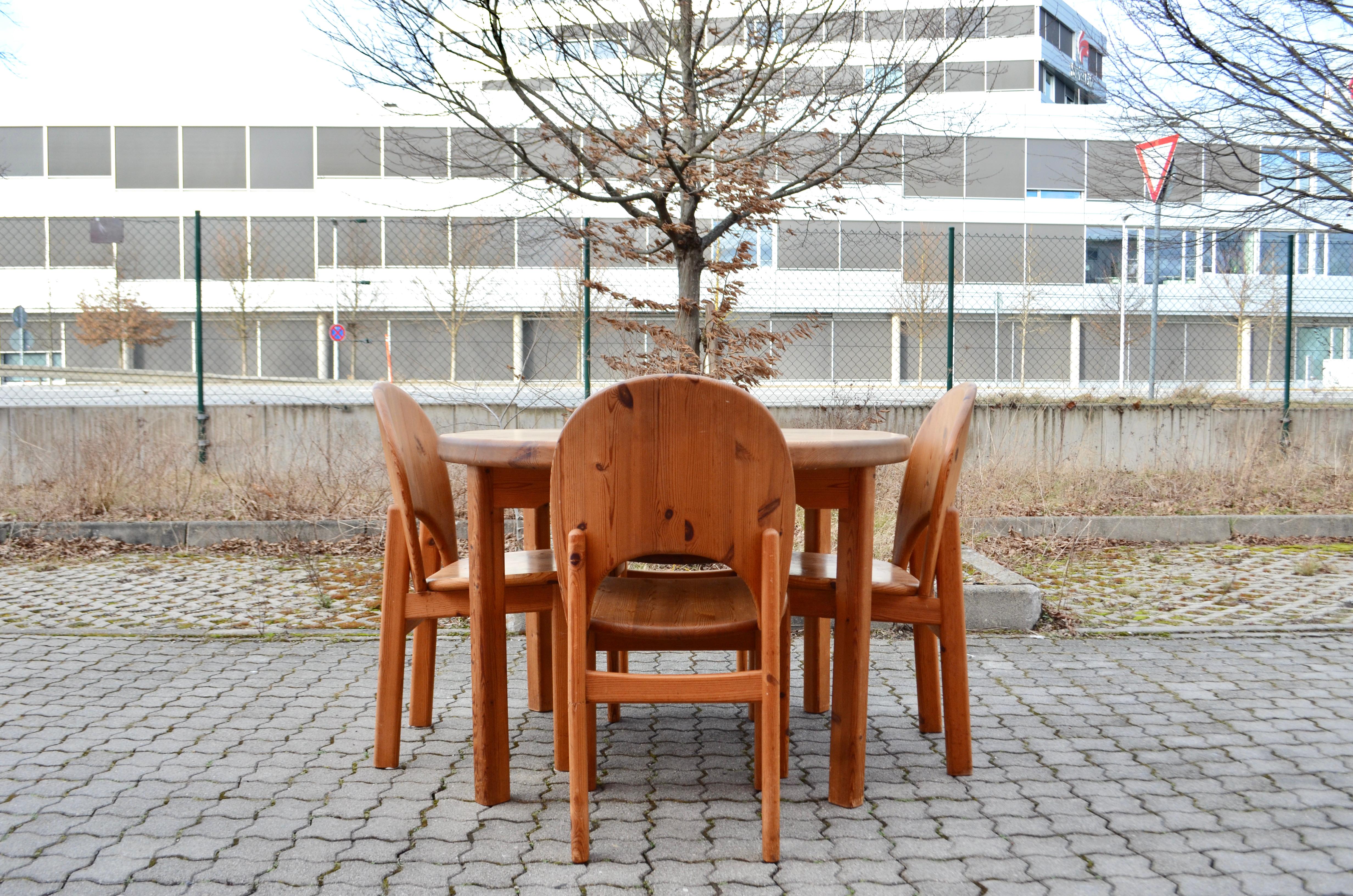 This gorgeous dining set is produced by Glostrup Mobler from Denmark.
The chairs are beautiful sculptured.
The back of the chair and the joints has some beautiful details.
It´s solid oiled scandinavian pine wood.
The dining table has an ellipse