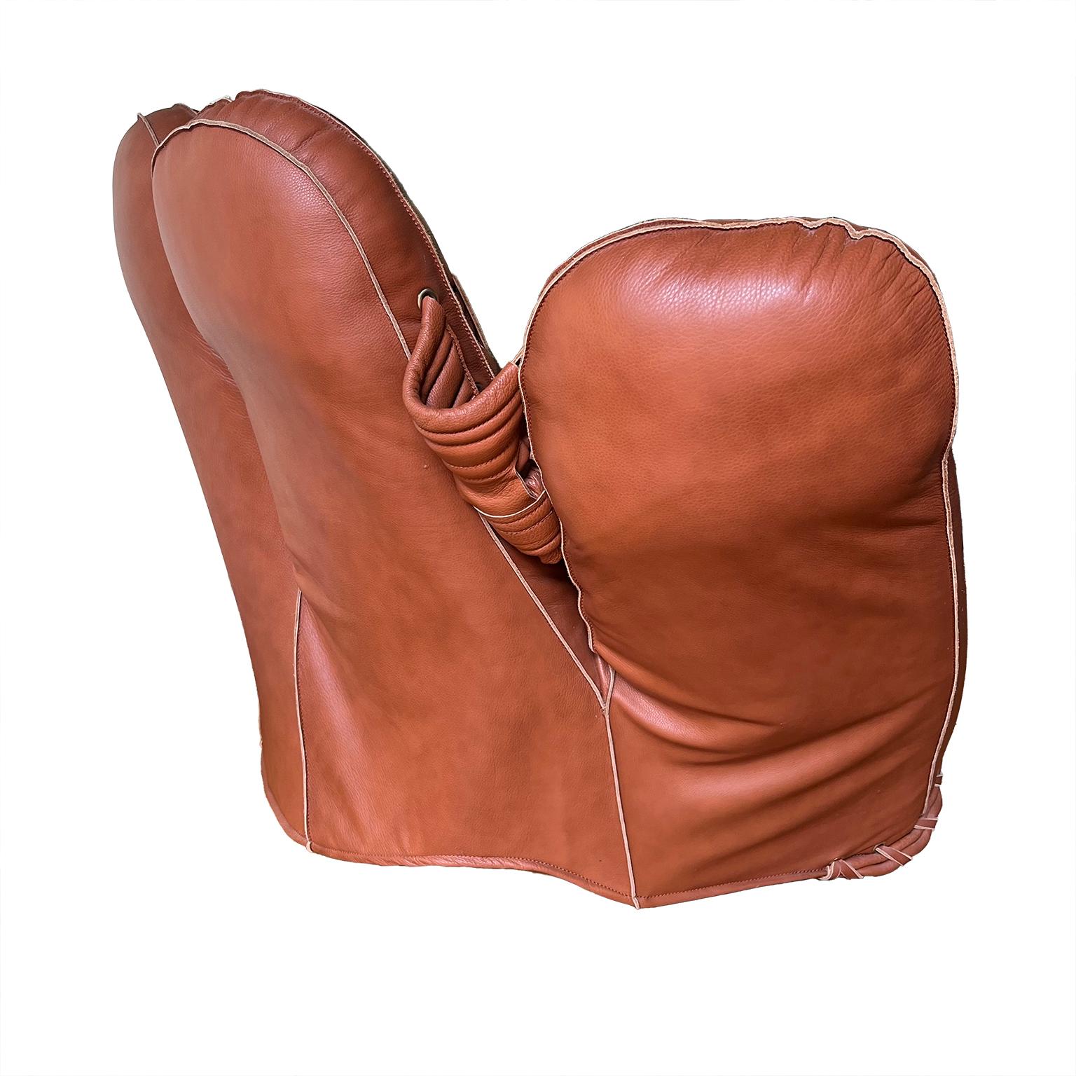 Hermoso sillón icónico, diseñado según el modelo de un guante de béisbol de cuero para Poltronova , está dedicado al jugador de béisbol Joe DiMaggio, en 1970. Es un sillón, pero también puede servir como love seat, biplaza. El cuero es de un marrón