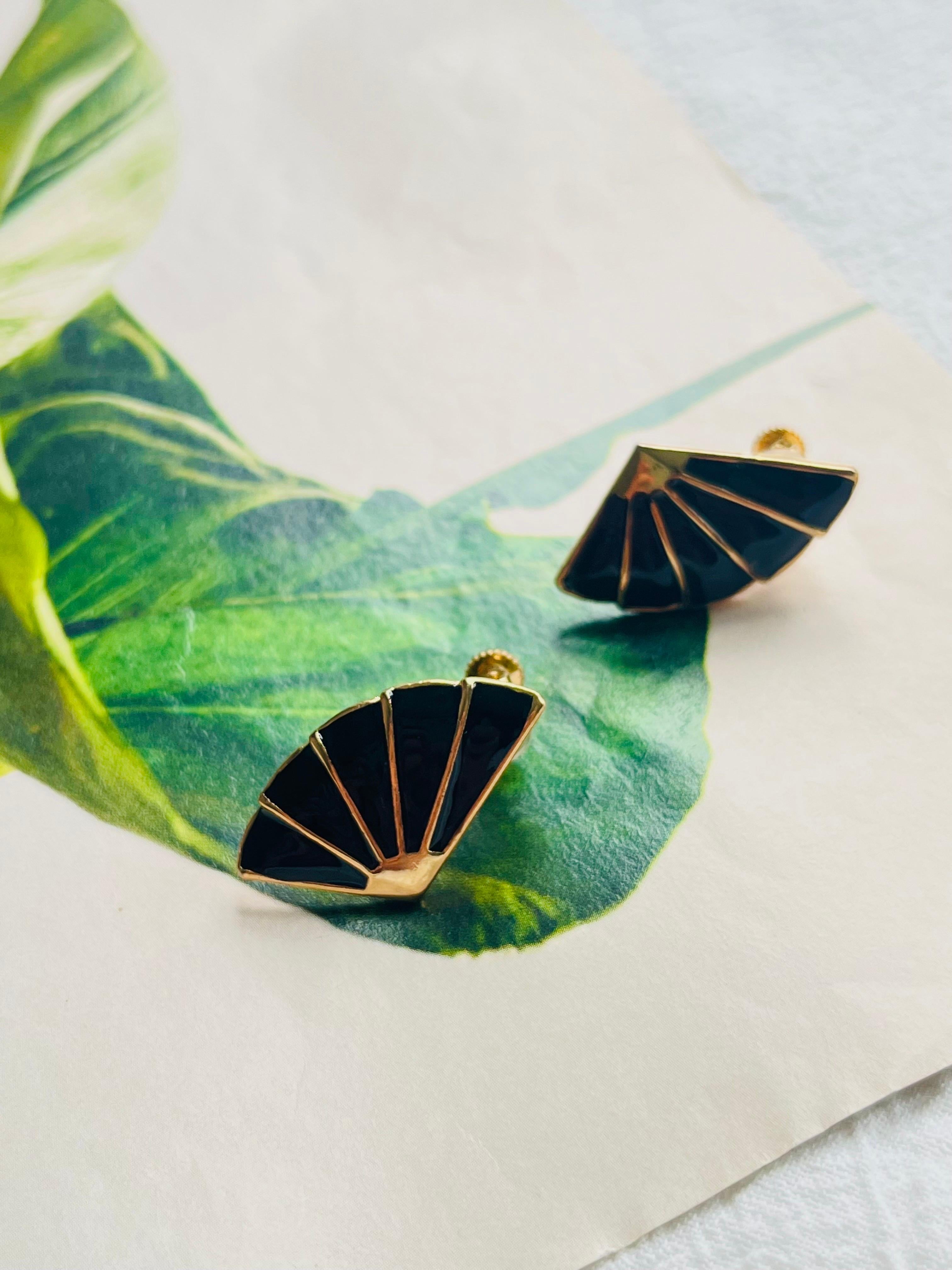 Art nouveau Glow Black Enamel Fan Triangle Geometric Elegant Modernist Gold Clip On Earrings en vente