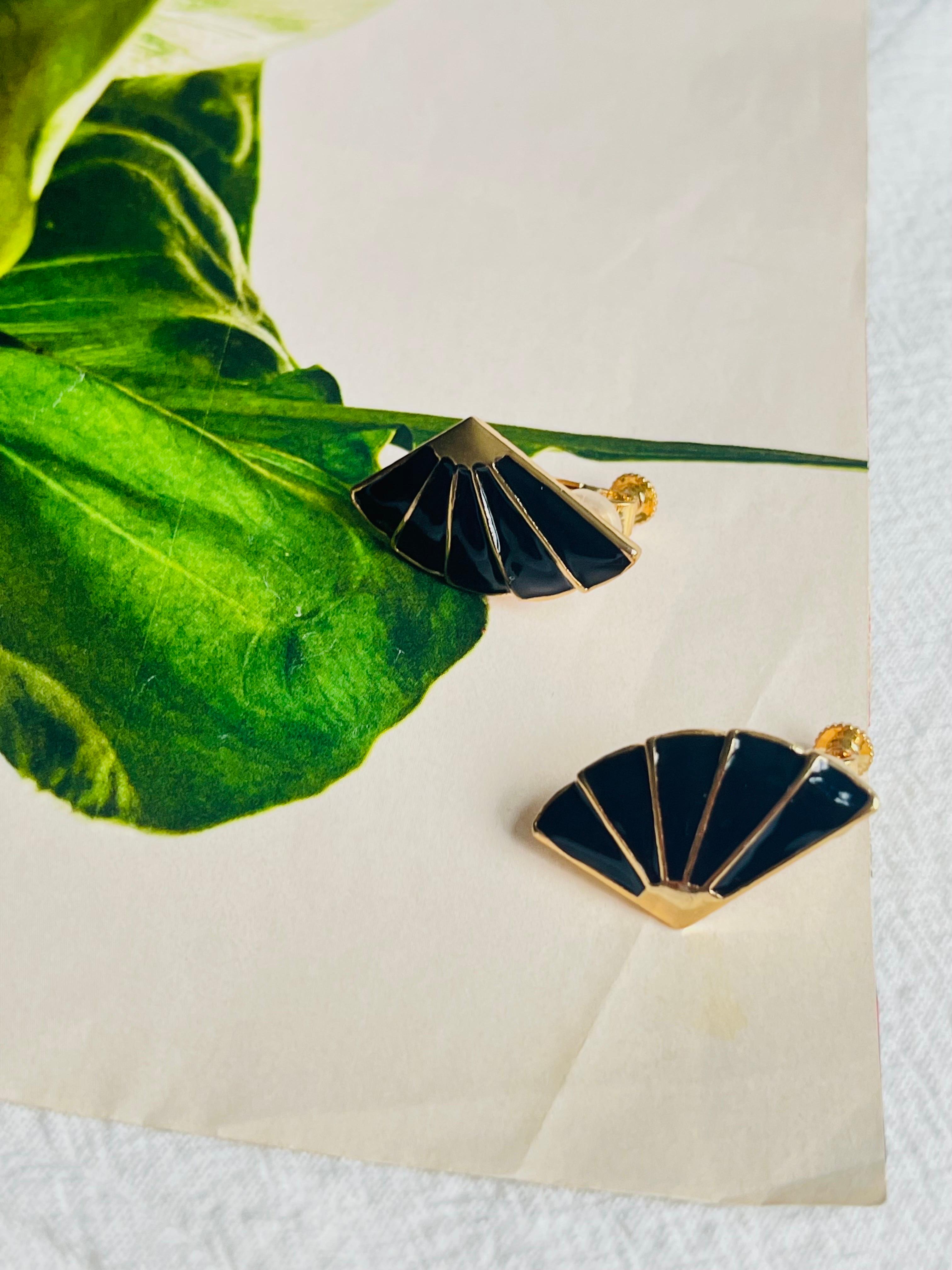 Glow Black Enamel Fan Triangle Geometric Elegant Modernist Gold Clip On Earrings Unisexe en vente