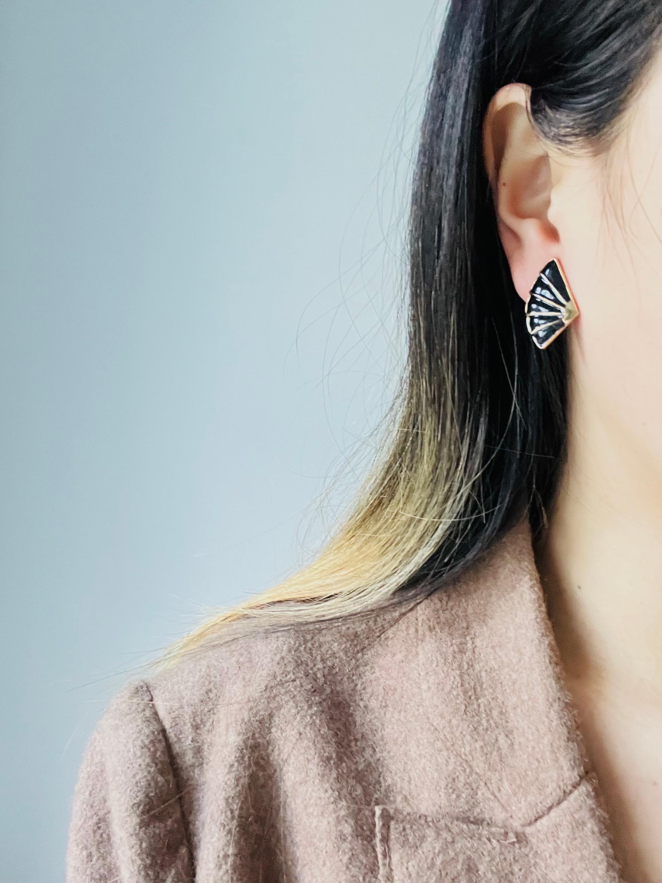 Glow Black Enamel Fan Triangle Geometric Elegant Modernist Gold Clip On Earrings en vente 1