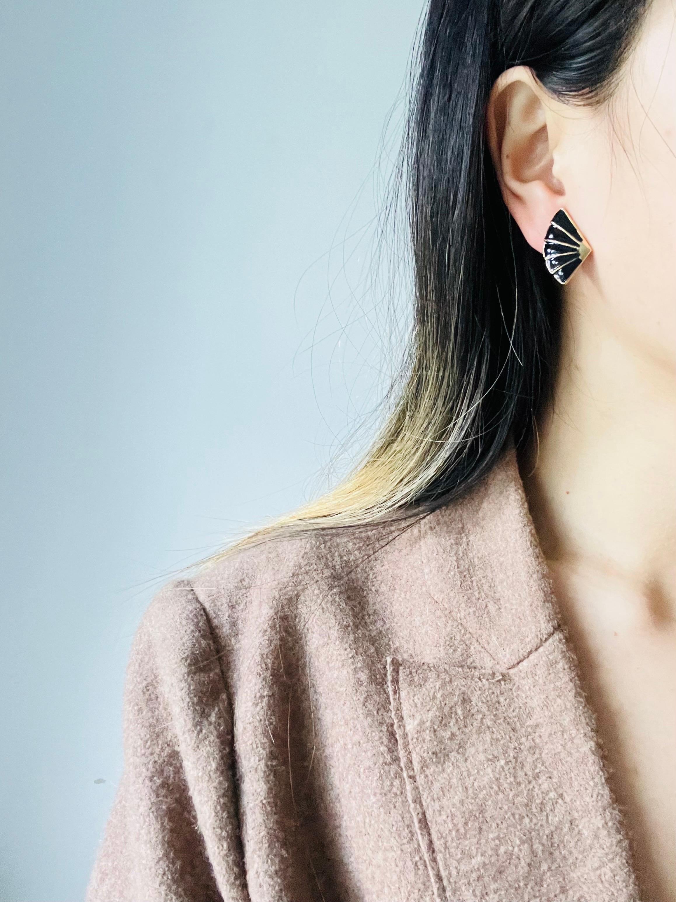 Glow Black Enamel Fan Triangle Geometric Elegant Modernist Gold Clip On Earrings en vente 2