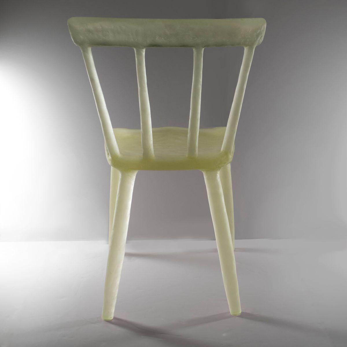 Die transluzenten und skurrilen Stühle der New Yorker Designerin Kim Markel werden in Handarbeit aus einer Vielzahl von recycelten Kunststoffen hergestellt, sowohl aus Duroplast als auch aus Thermoplast. Eine spezielle Mischung der Kunststoffe wird