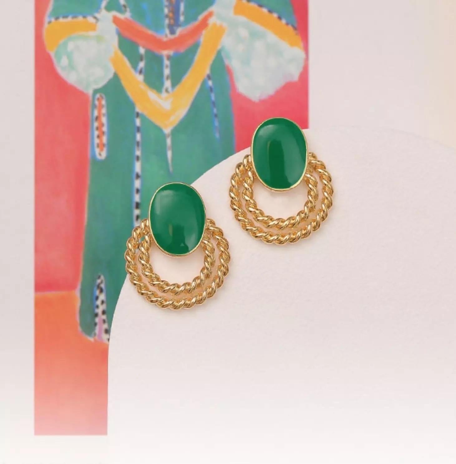 Le coût est très élevé. 100% fait à la main. Excellent cadeau pour les femmes. Artisanat de qualité.

Matière : Alliage, émail.

Taille : 2,3*2,8 cm.

_ _ _

Idéal pour une utilisation quotidienne. Livré avec une pochette en velours et un bel