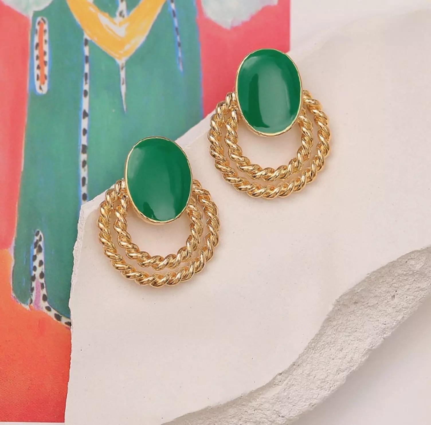 Art déco Boucles d'oreilles clips rétro ajourées double bouton d'or ovale vert Glow en vente