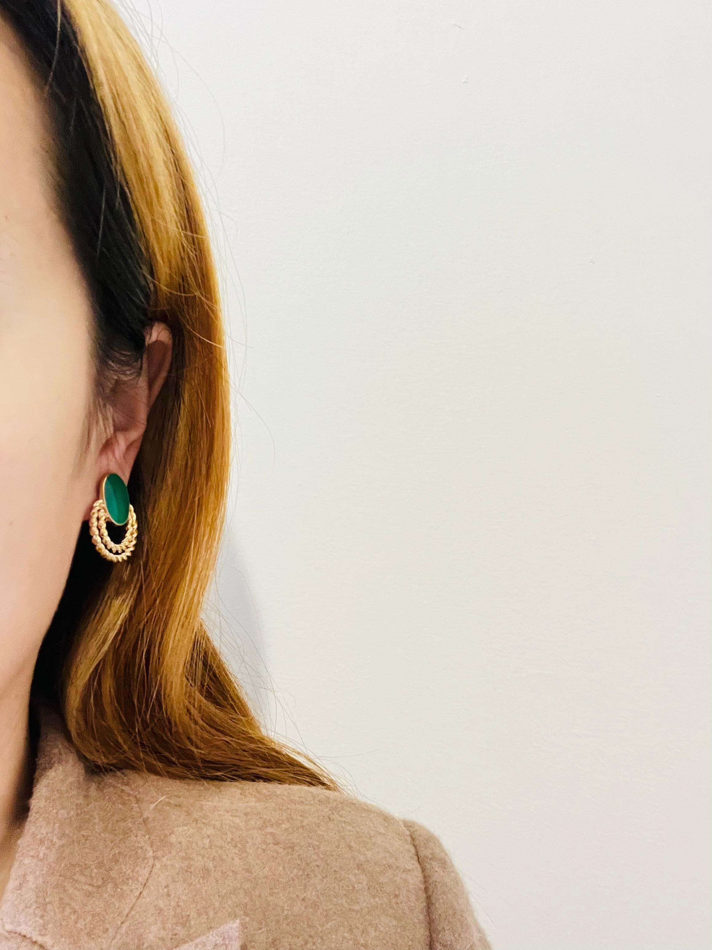 Boucles d'oreilles clips rétro ajourées double bouton d'or ovale vert Glow en vente 2