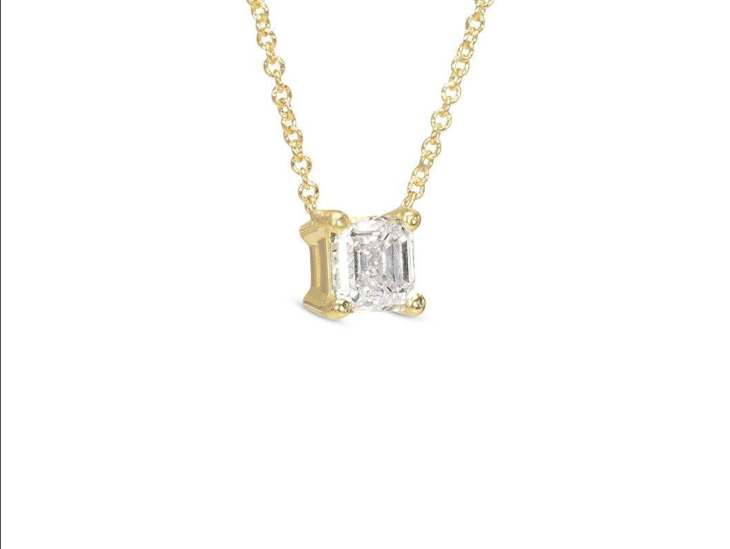 Erhöhen Sie Ihren Stil mit unserer exquisiten Solitär-Halskette mit Asscher-Schliff, einem Zeugnis zeitloser Raffinesse und raffinierter Schönheit. Dieses atemberaubende Stück ist mit einem Diamanten von 1,01 Karat besetzt. Dieses Collier bietet die