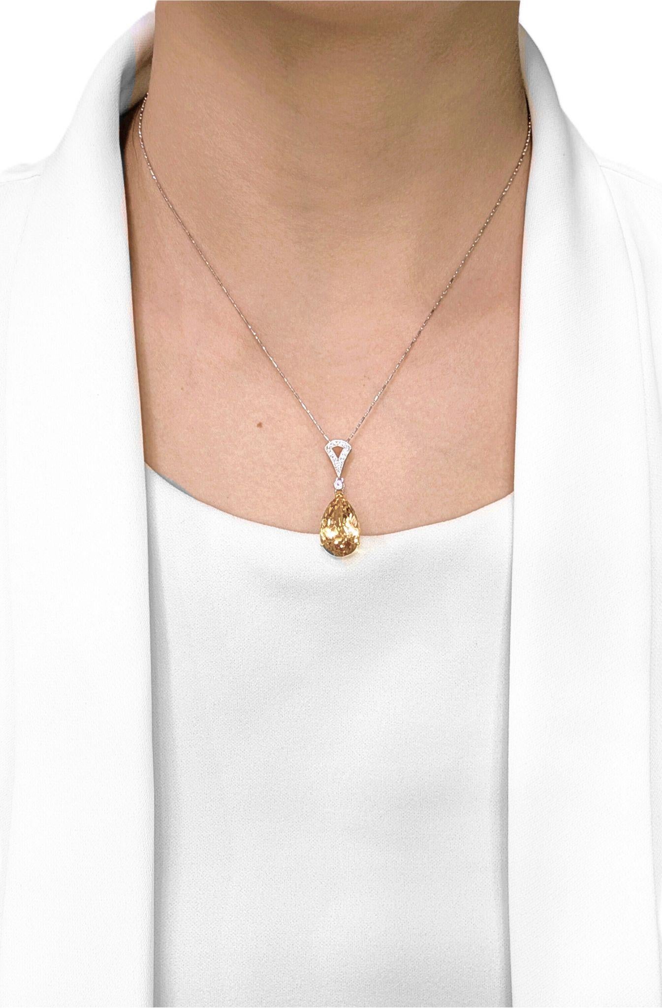 Eleva tu estilo con este nuevo y radiante colgante, una cautivadora mezcla de vibrantes gemas meticulosamente elaboradas en lustroso oro blanco de 18 quilates. En su corazón brilla un magnífico citrino natural de 8,30 ct en forma de pera, con un