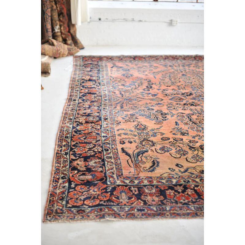 Noué à la main Tapis Sarouk ancien à motifs botaniques avec corail, indigo et bleu paon en vente