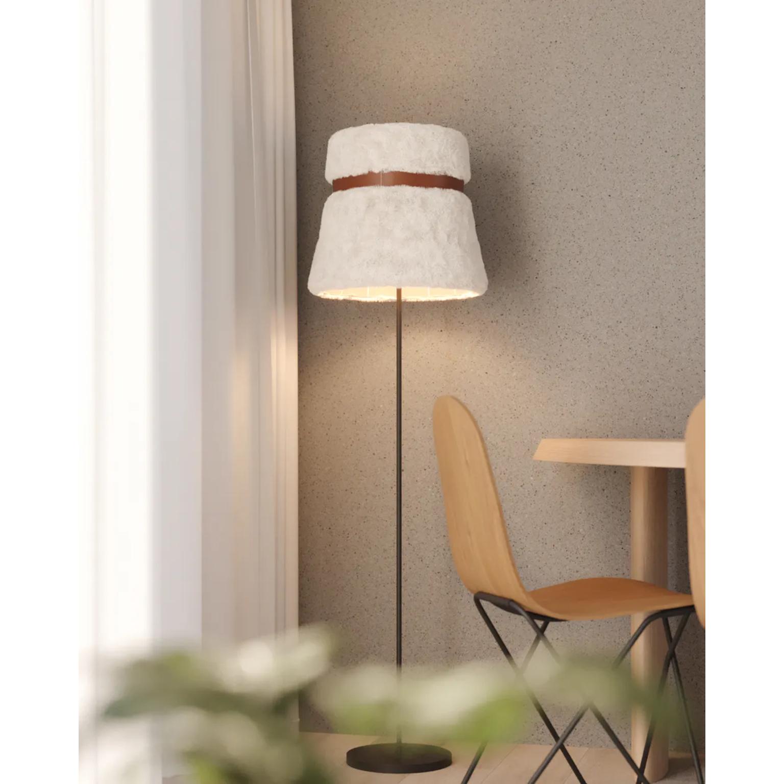 Lámpara de pie Glowing Ice de Cuero Design
Dimensiones: Ø 50 x A 170 cm.
Materiales: Cuero, metal y piel de oveja.
Acabado: Cuero polo, metal negro y piel de oveja blanca.

Disponible en diferentes opciones y combinaciones de colores de cuero y