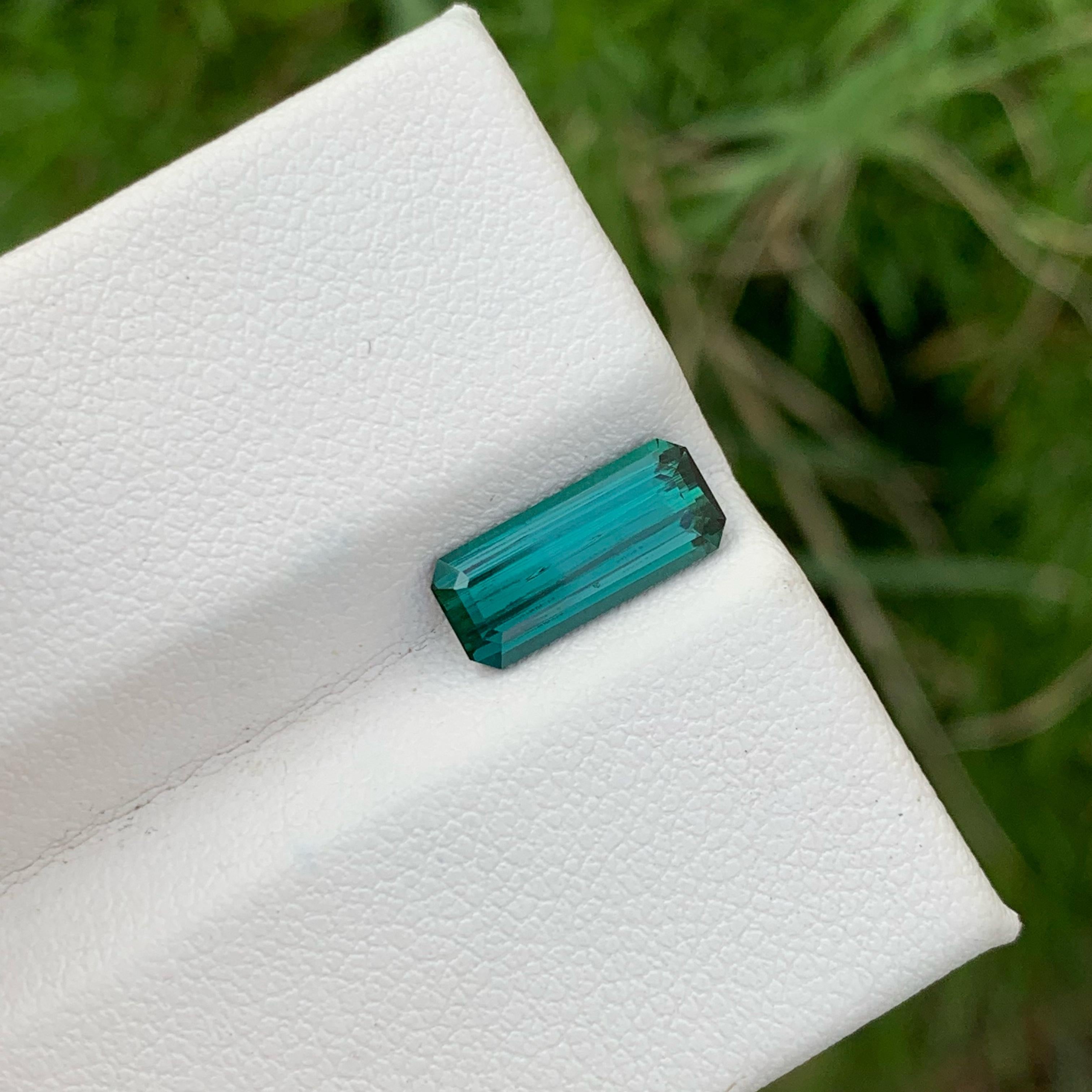 Glowing Indicolite Tourmaline 1.80 Carats Emerald Cut Loose Pakistani Gemstone In New Condition For Sale In Bangkok, TH