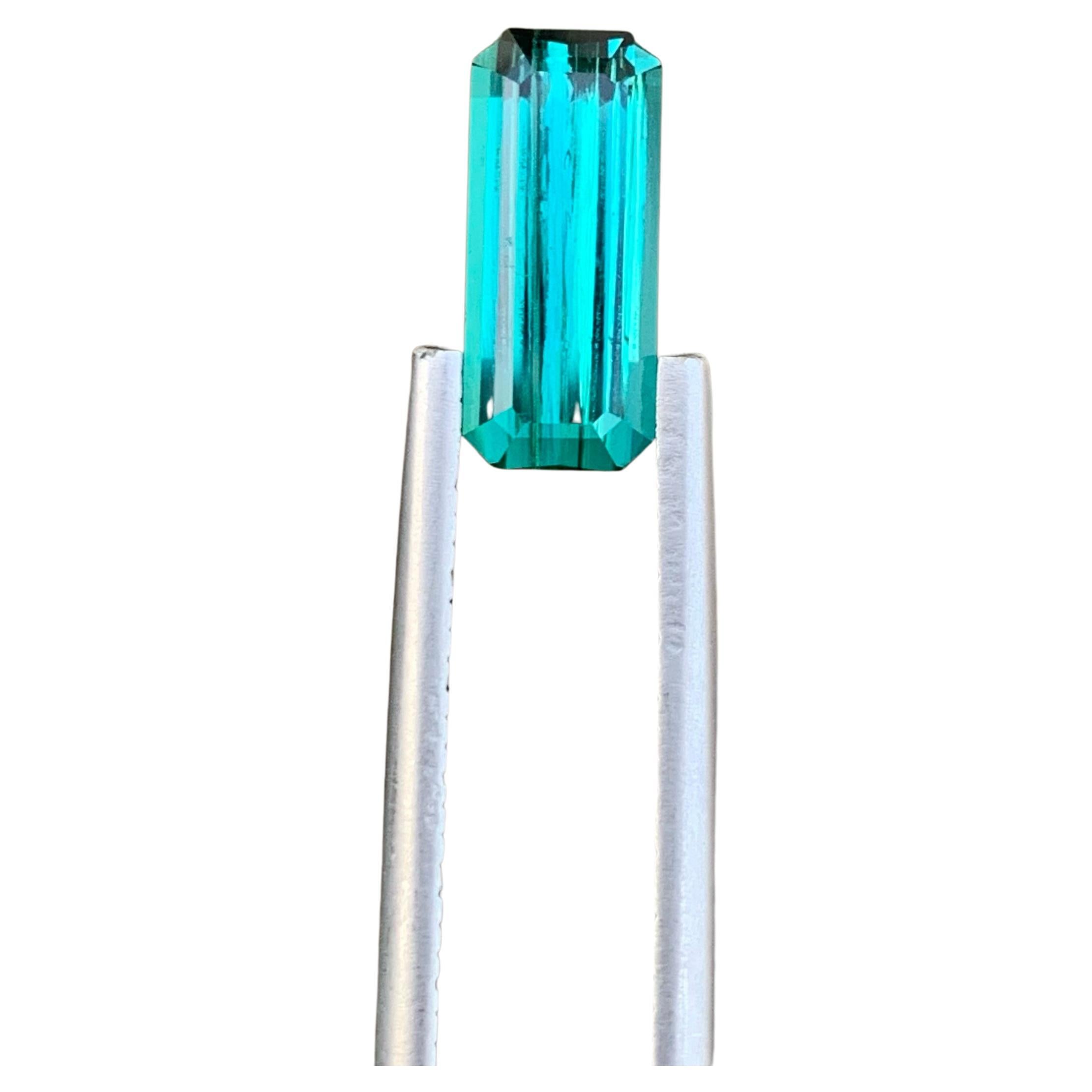 Pierre précieuse pakistanaise non sertie, tourmaline indicolite brillante de 1,80 carat taille émeraude