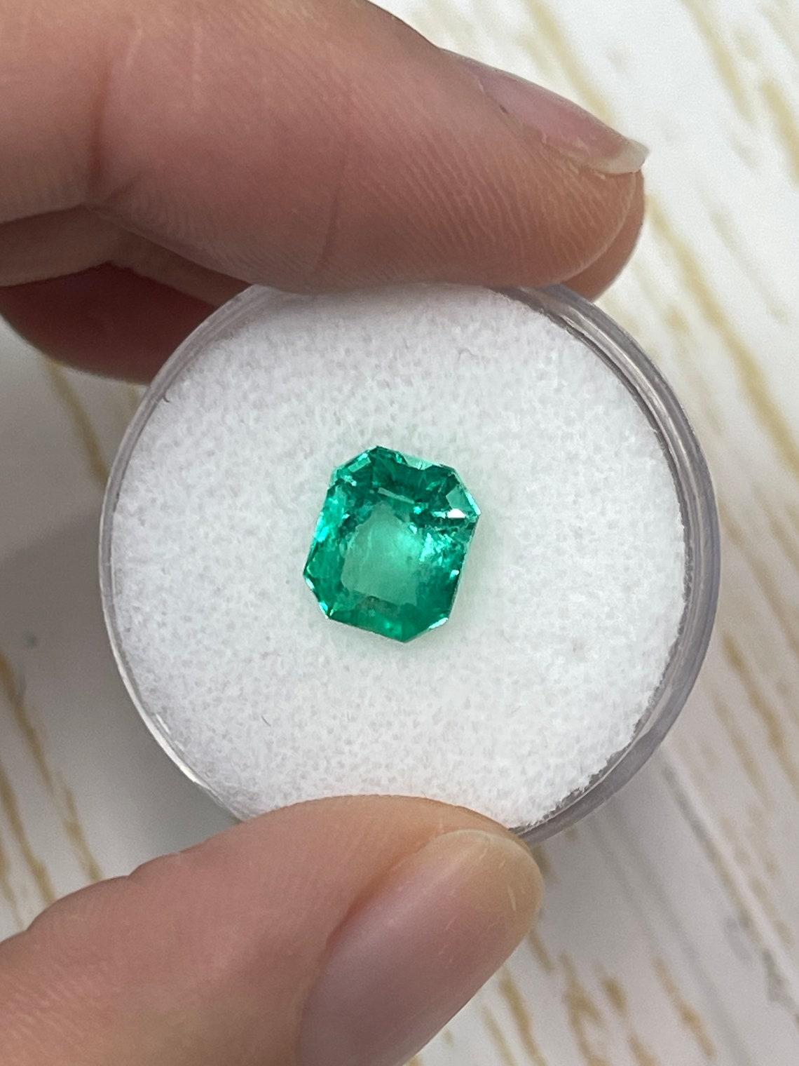 Moderno Gemma di smeraldo colombiano dal taglio smeraldo da 2,28 carati - Pietra di nascita di maggio in vendita