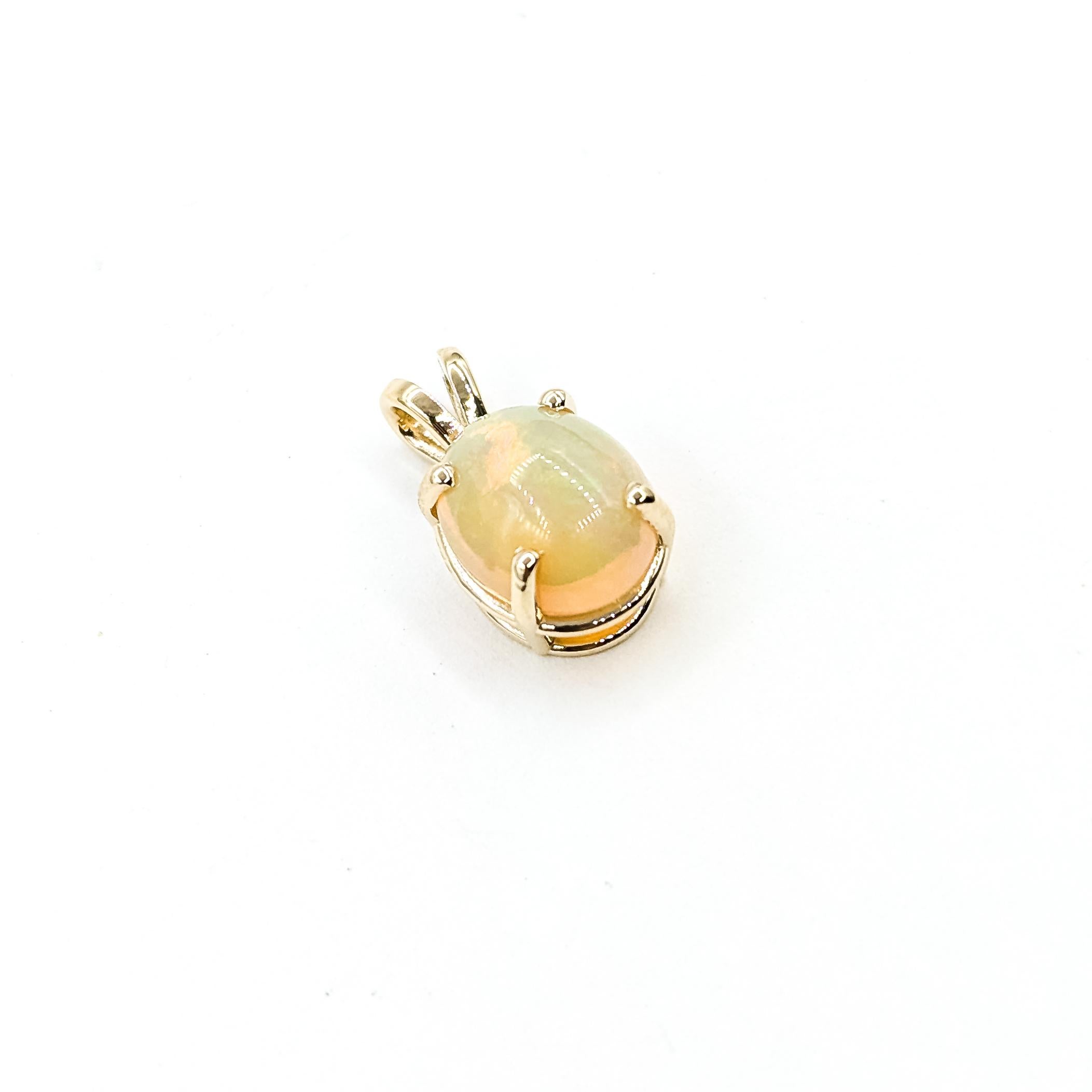 Pendentif Opale incandescente en or jaune 14k

Ce pendentif en or jaune 14k est orné d'une opale cabochon ovale de 2,34ct aux couleurs douces et éclatantes. La monture classique à quatre griffes permet de conserver un design épuré tout en mettant en