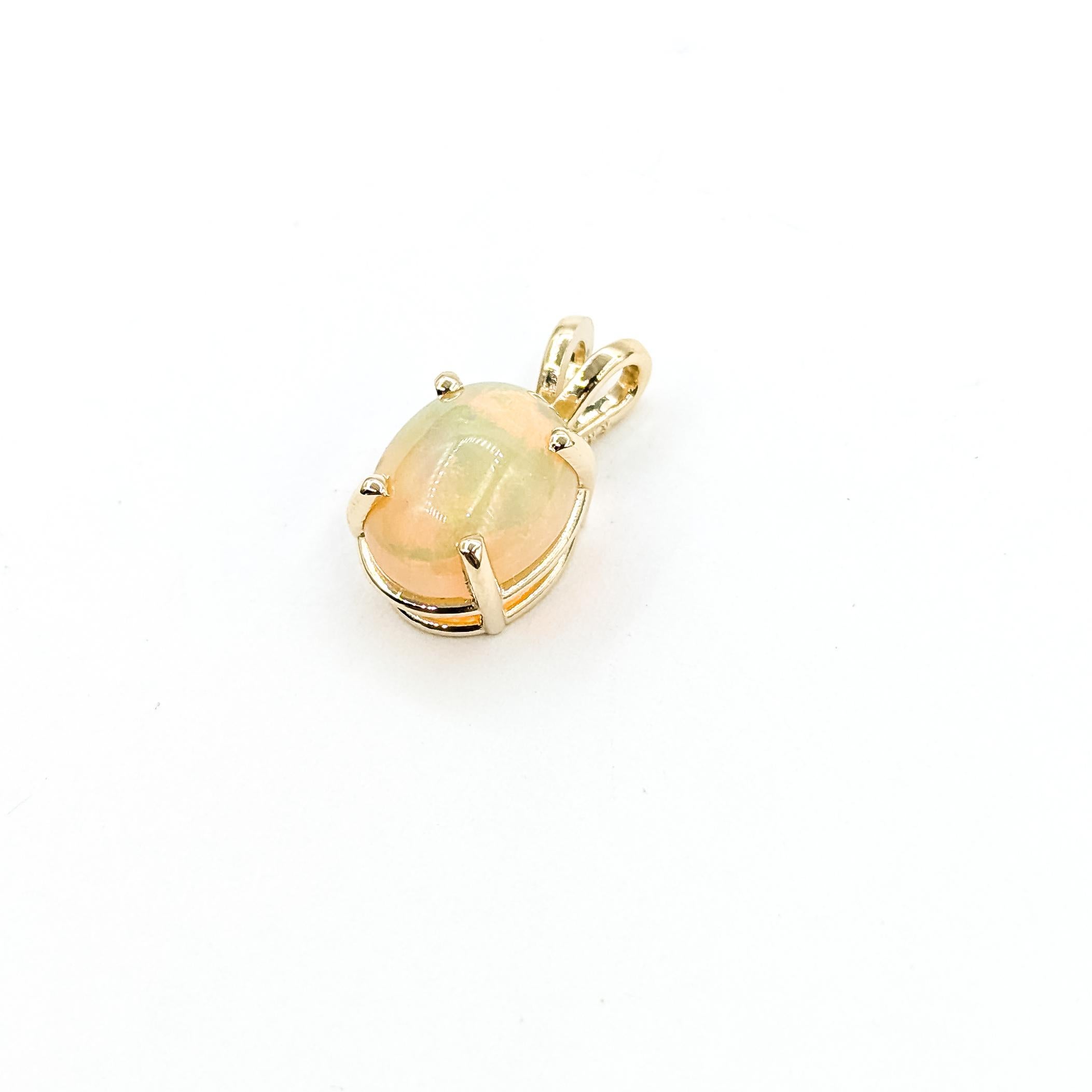 Contemporain Pendentif Opale incandescente en or jaune 14k en vente
