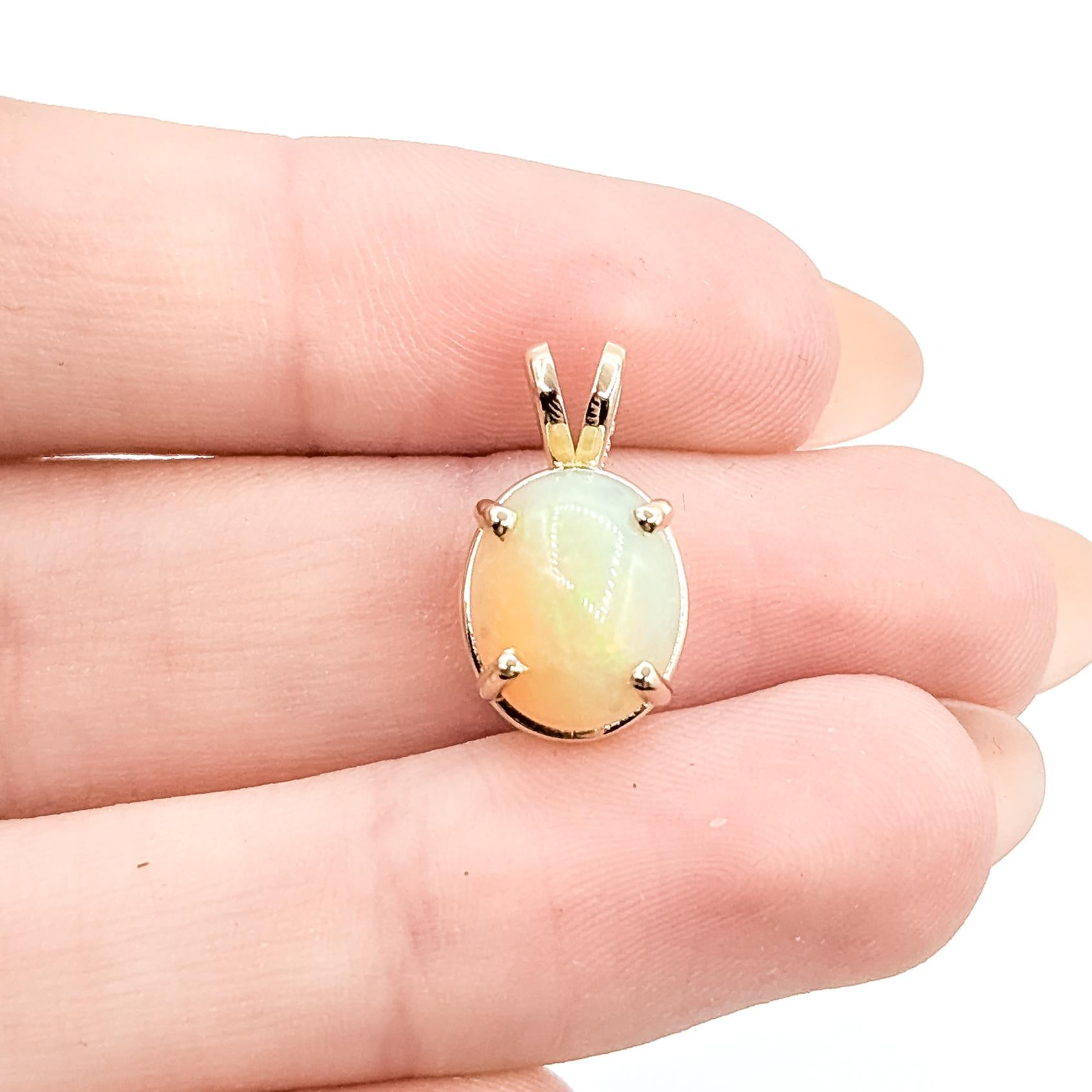 Taille cabochon Pendentif Opale incandescente en or jaune 14k en vente