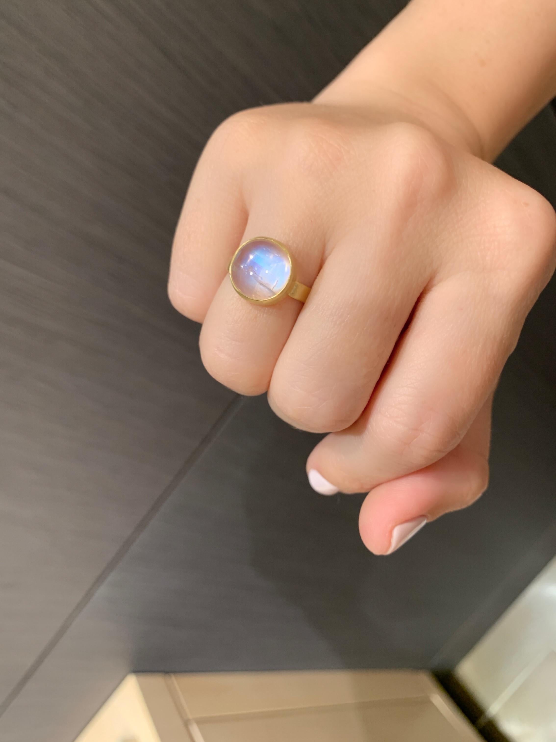 Einzigartiger Ring, handgefertigt von der Schmuckherstellerin Monica Marcella, gegossen in 18-karätigem Gelbgold, mit einem wunderschönen, runden Regenbogen-Mondstein-Cabochon mit schöner Tiefe und Farbspiel. Größe 6,5 (kann auf Anfrage angepasst