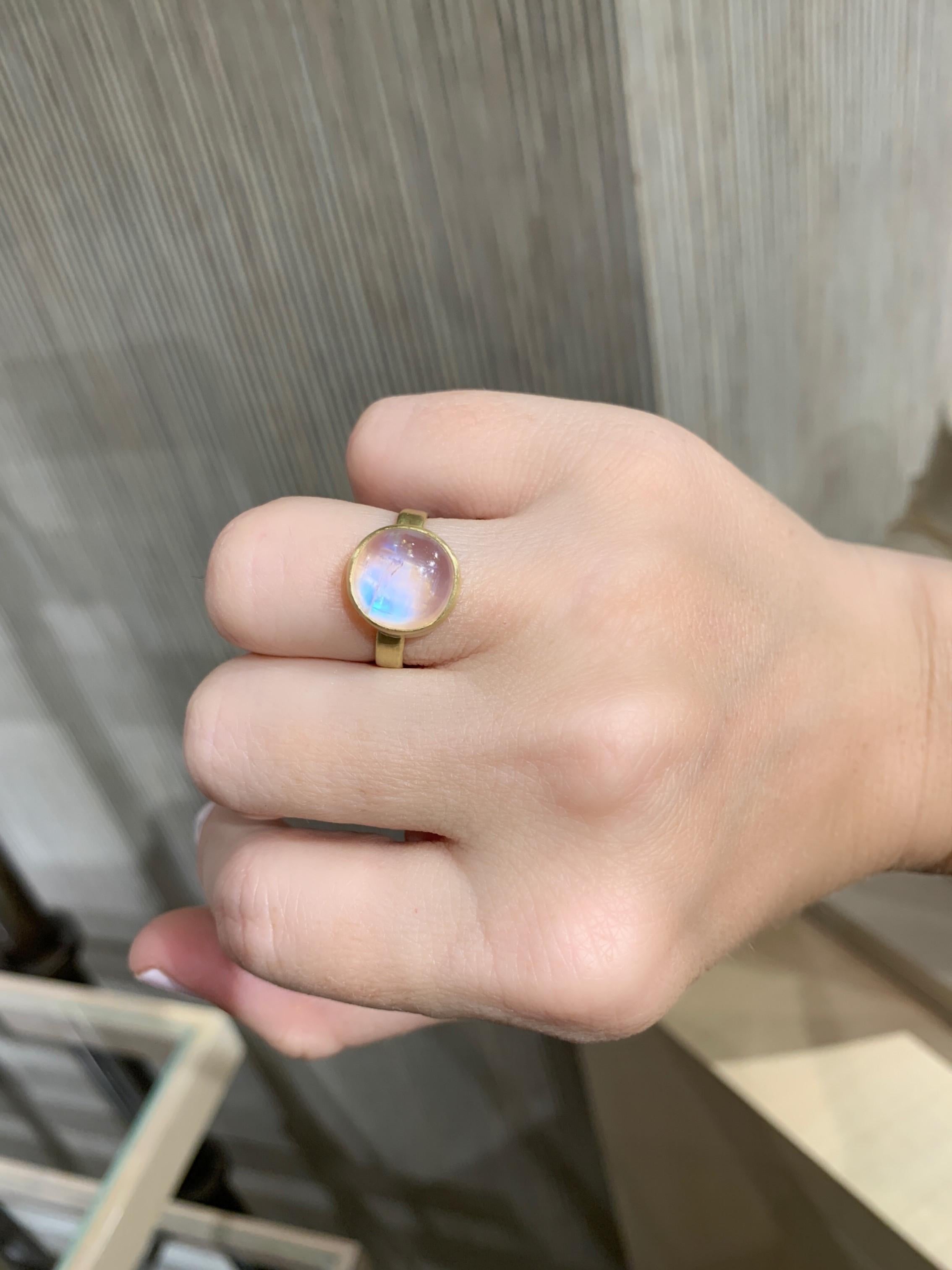 Gelbgoldring mit leuchtendem Regenbogen-Mondstein und rundem Cabochon, Monica Marcella 2023 (Künstler*in)