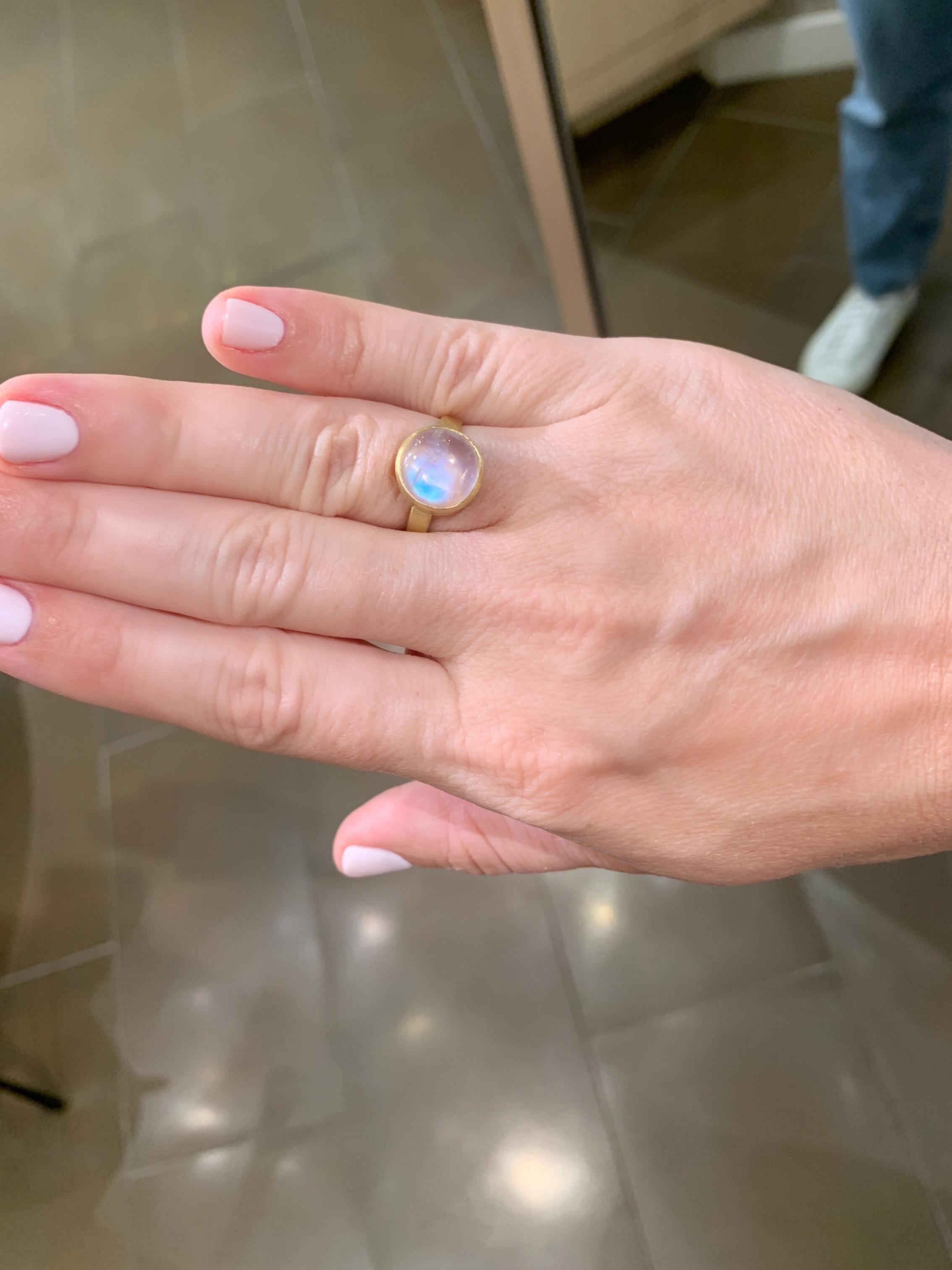 Gelbgoldring mit leuchtendem Regenbogen-Mondstein und rundem Cabochon, Monica Marcella 2023 im Zustand „Neu“ in Dallas, TX
