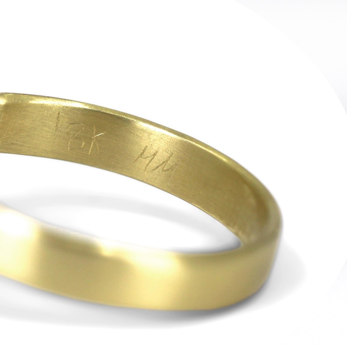 Gelbgoldring mit leuchtendem Regenbogen-Mondstein und rundem Cabochon, Monica Marcella 2023 für Damen oder Herren