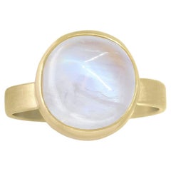 Gelbgoldring mit leuchtendem Regenbogen-Mondstein und rundem Cabochon, Monica Marcella 2023