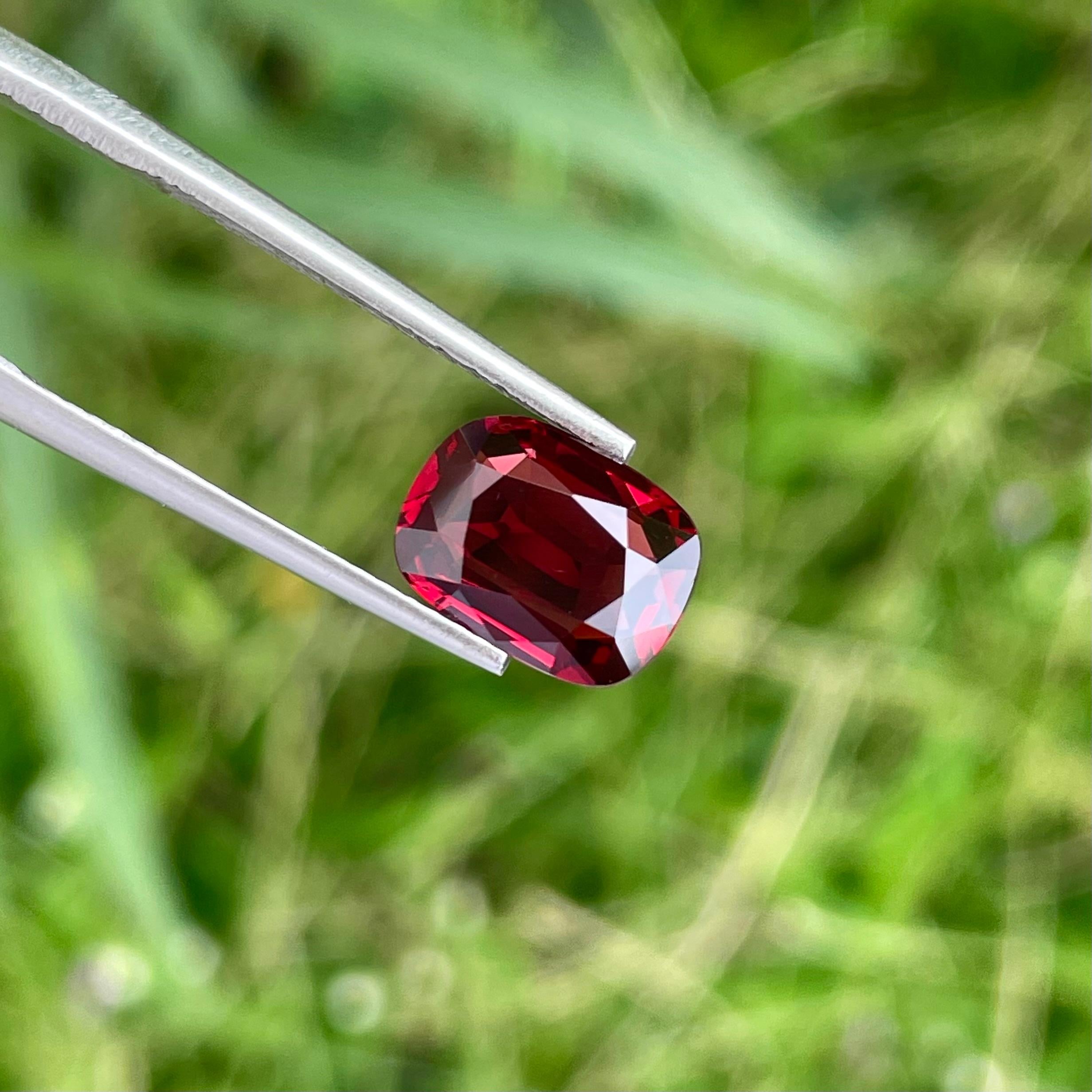 Glowing Red Burmese Spinel 2.15 carats Cushion Cut Natural Loose Gemstone In New Condition In Bangkok, TH