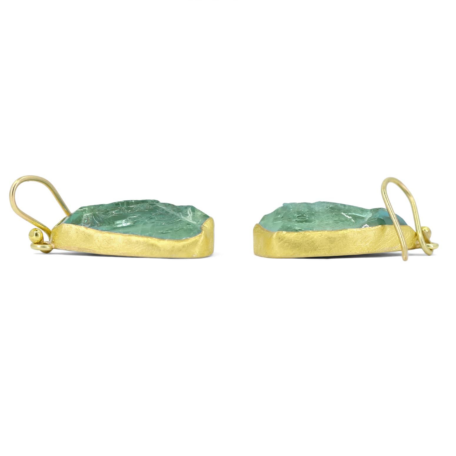Contemporary Glowing Rough Aquamarine 22k Yellow Gold Dangle Drop Earrings, Petra Class, 2023