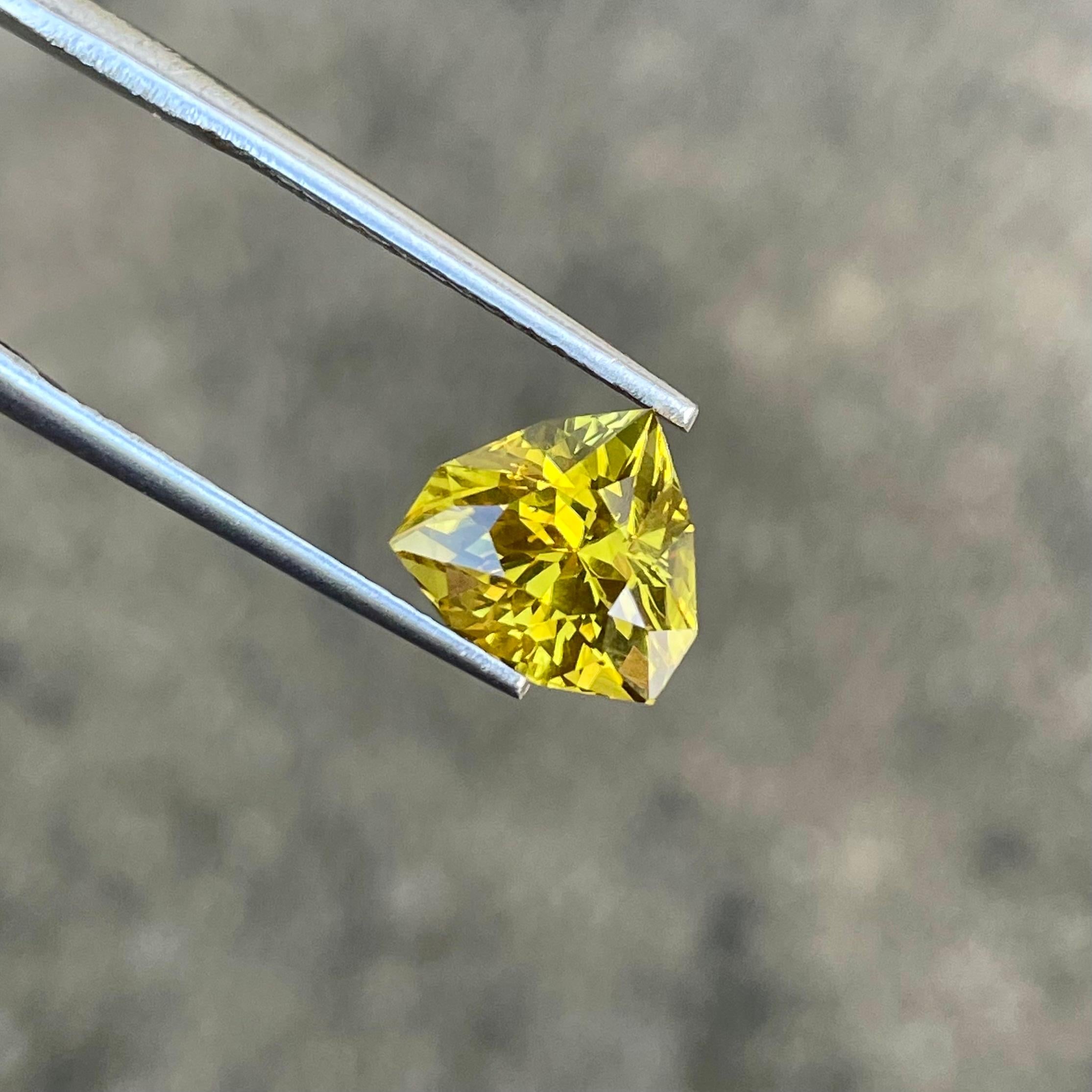 Glowing Yellow Chrysoberyl 3.70 Carats Precision Cut Natural Sri Lankan Gemstone In New Condition In Bangkok, TH