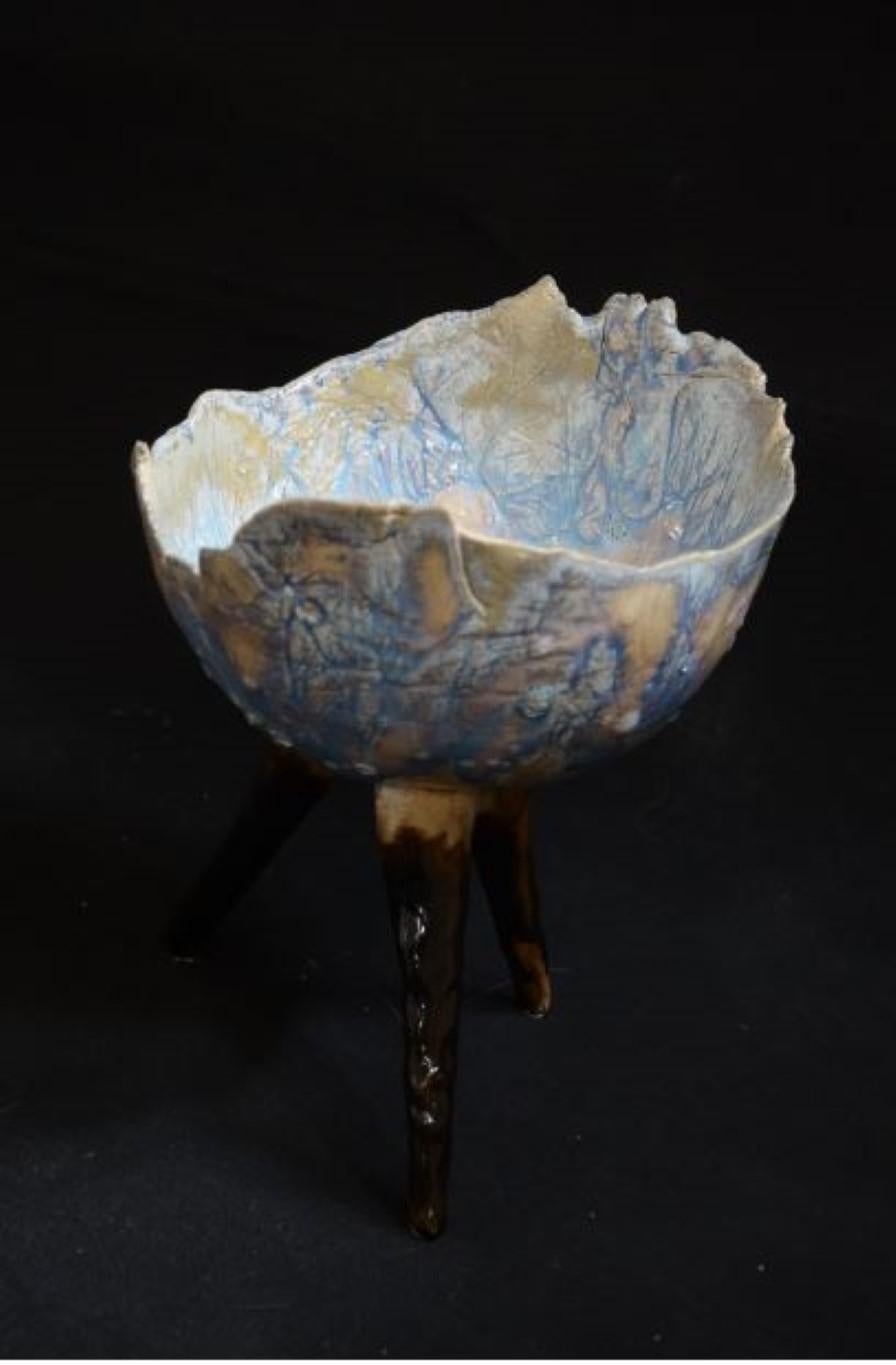 Scultura treppiede Glozy di Vica Ceramica
Dimensioni: D. 21 x H. 23 cm 
Materiali: Alta temperatura. Ceramica.


VICA CERÁMICA-STUDIO è uno studio di design e scultura con sede a Città del Messico.
La ceramica messicana di Vica si divide in