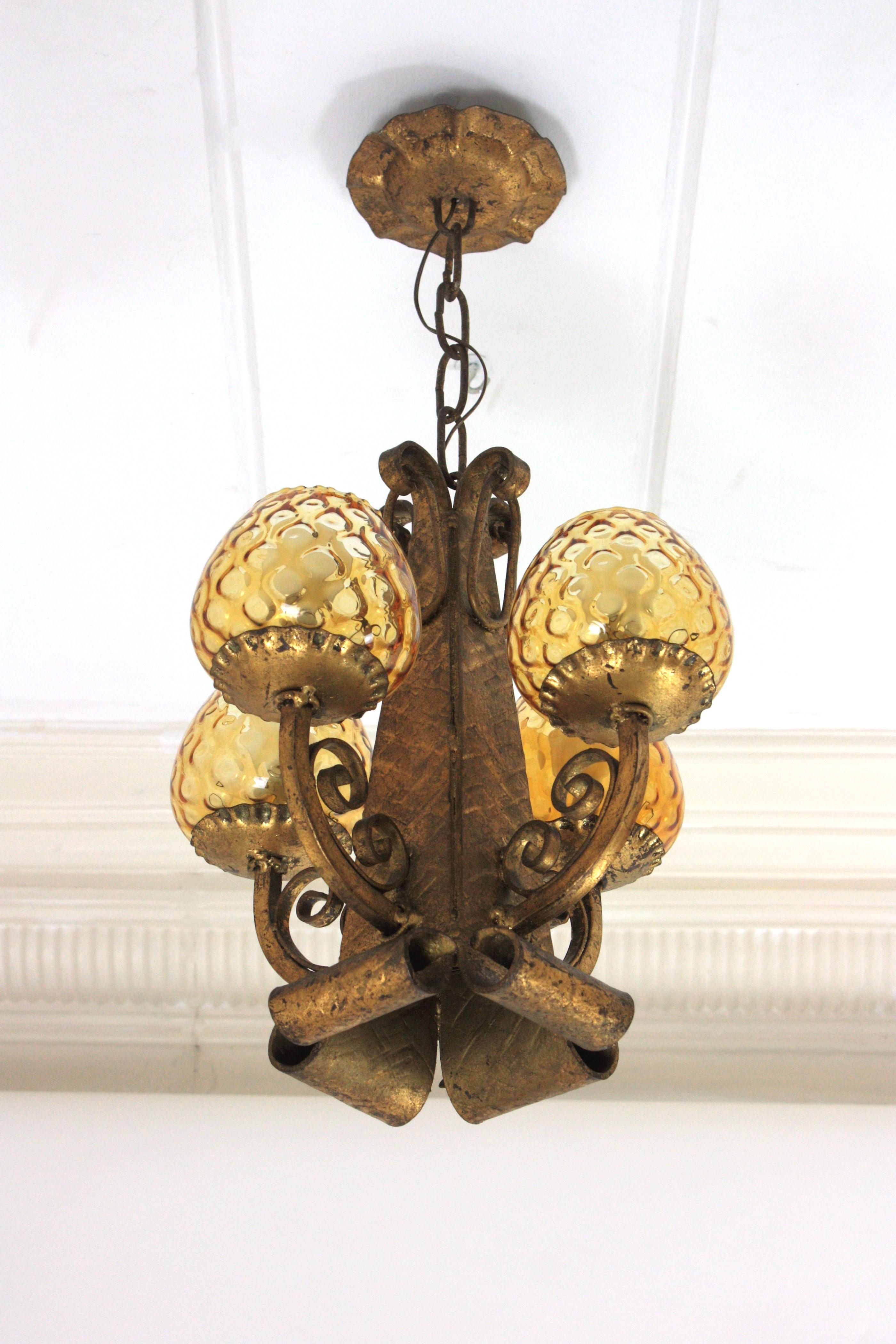 Lustre en fer forgé avec globes en verre ambré, néo-espagnol, années 1940 en vente 6