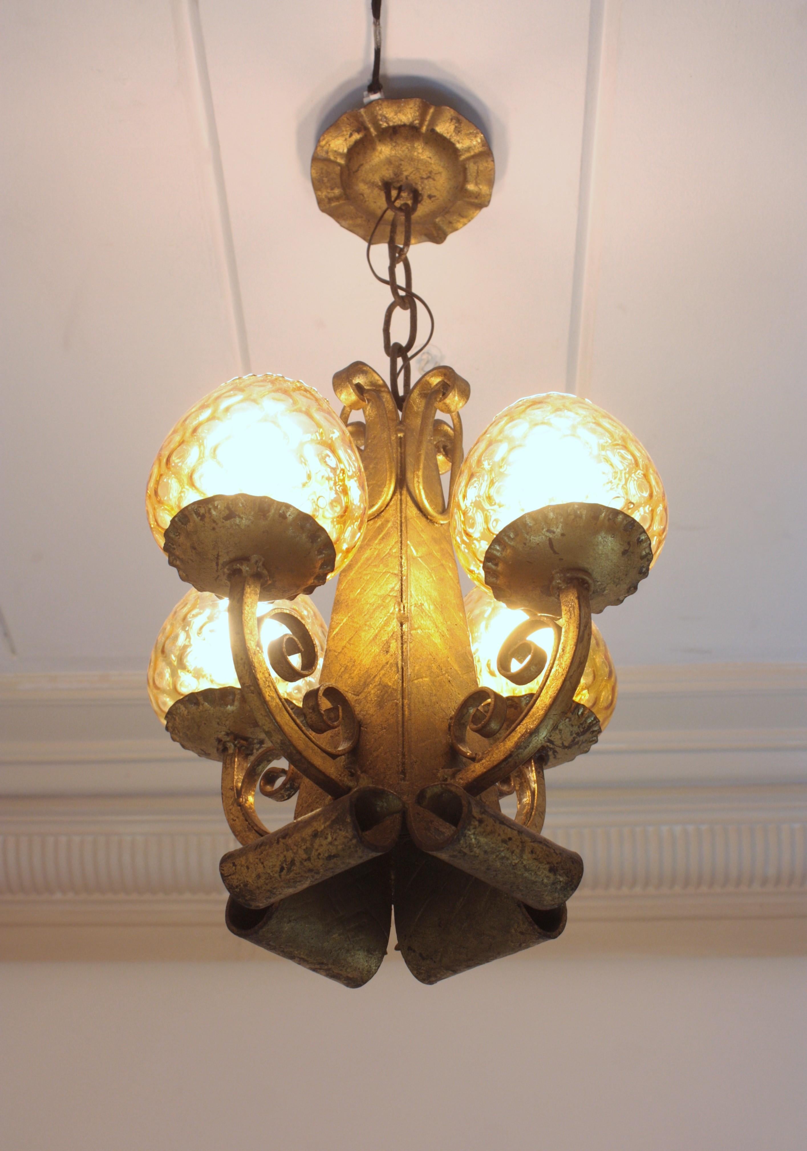 Lustre en fer forgé avec globes en verre ambré, néo-espagnol, années 1940 en vente 8