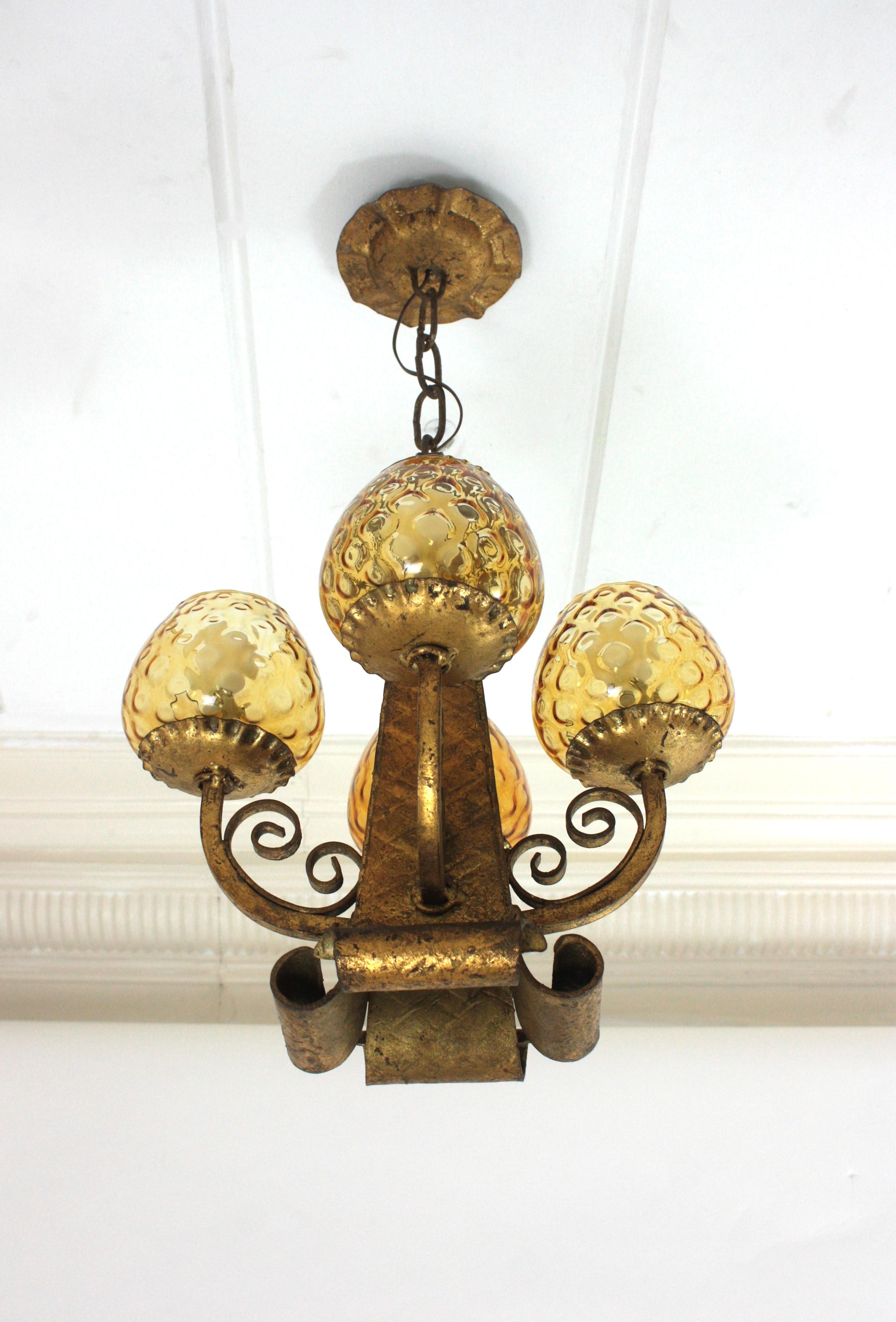 Lustre en fer forgé avec globes en verre ambré, néo-espagnol, années 1940 en vente 12