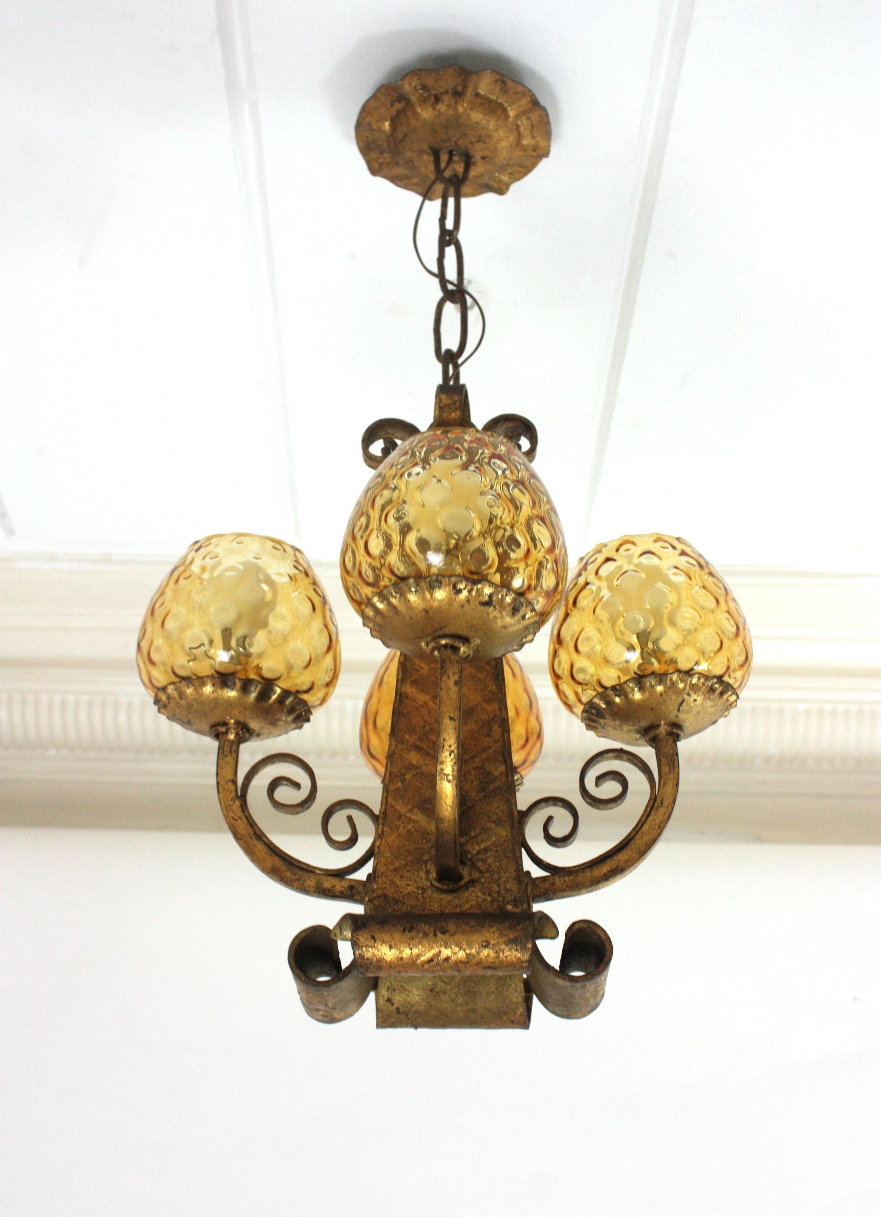Espagnol Lustre en fer forgé avec globes en verre ambré, néo-espagnol, années 1940 en vente