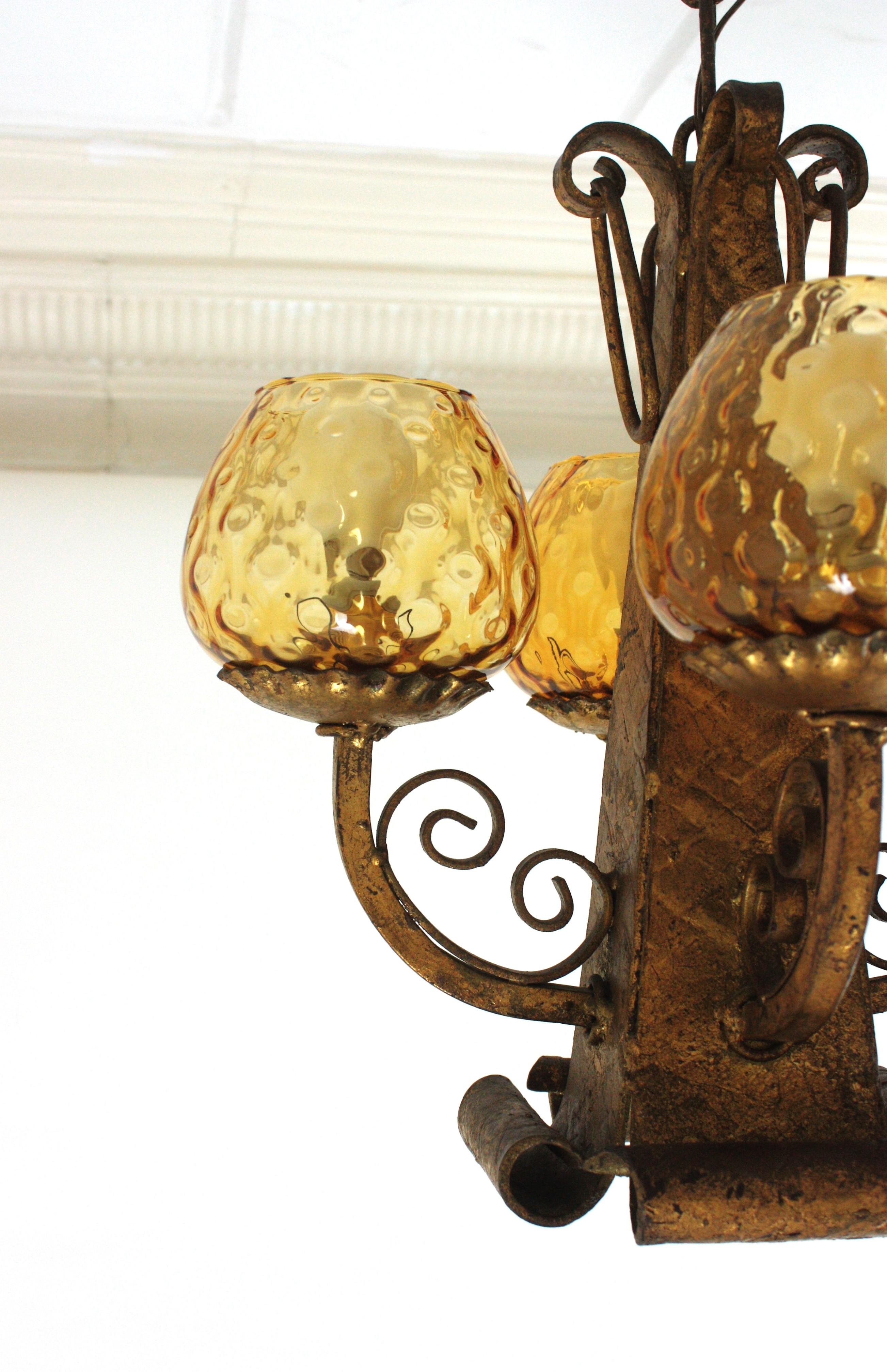 Forgé Lustre en fer forgé avec globes en verre ambré, néo-espagnol, années 1940 en vente