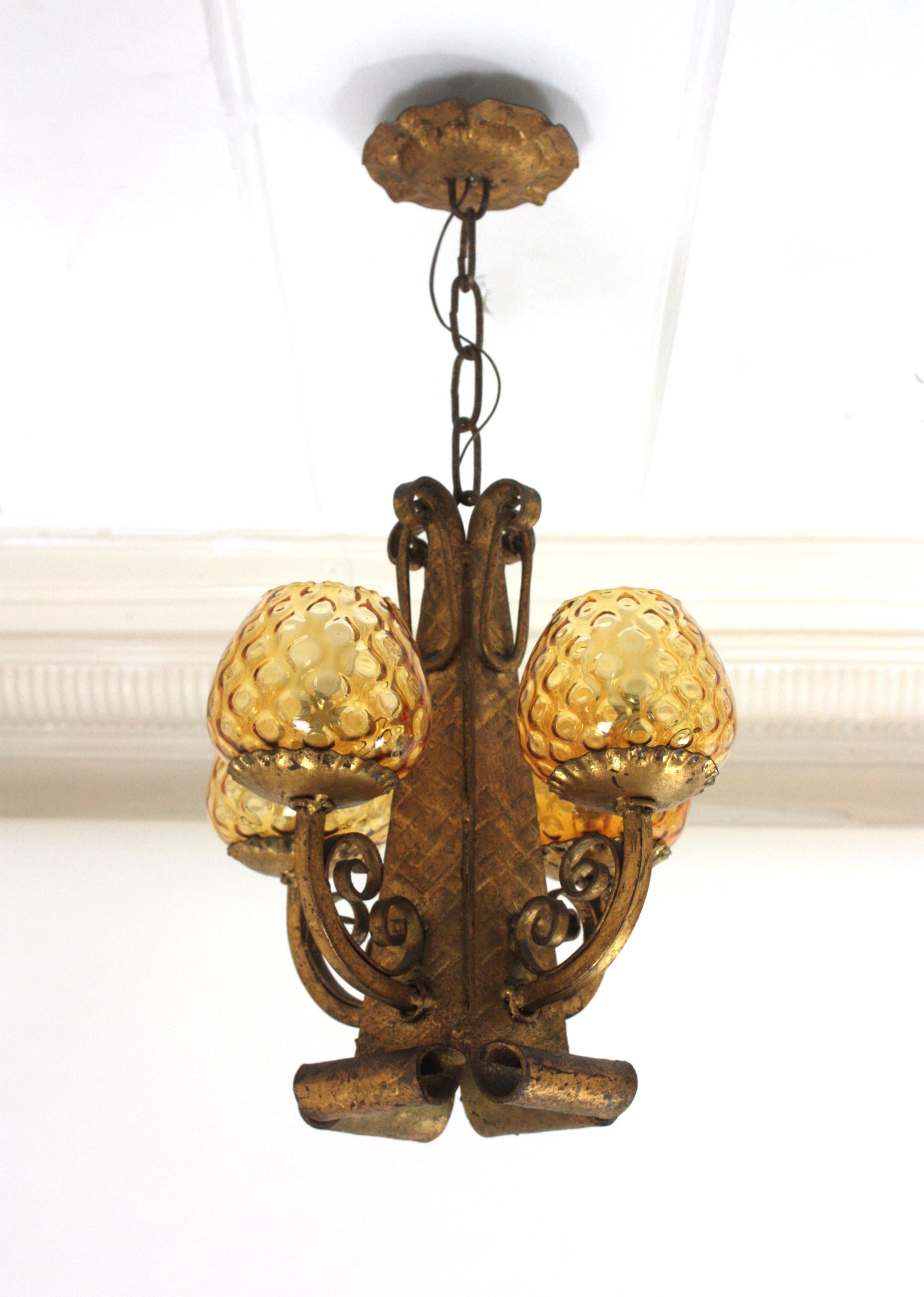 20ième siècle Lustre en fer forgé avec globes en verre ambré, néo-espagnol, années 1940 en vente