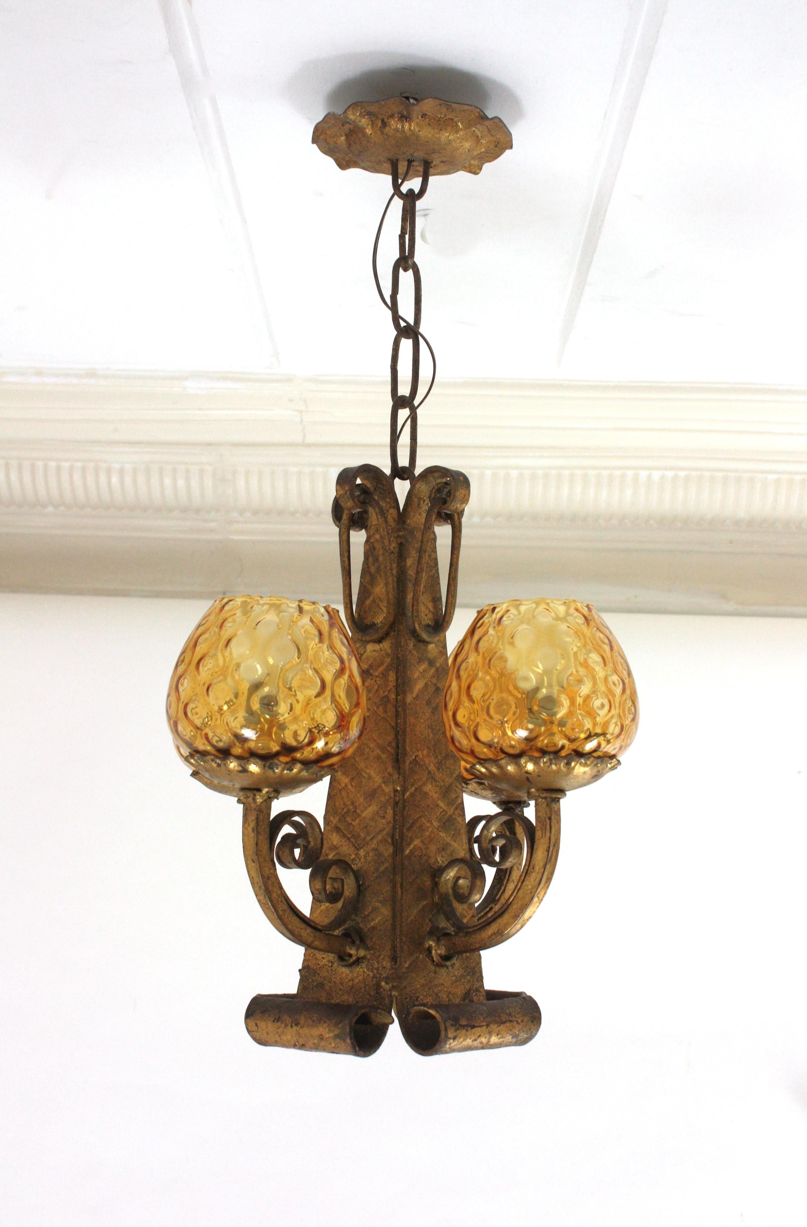 Lustre en fer forgé avec globes en verre ambré, néo-espagnol, années 1940 en vente 1