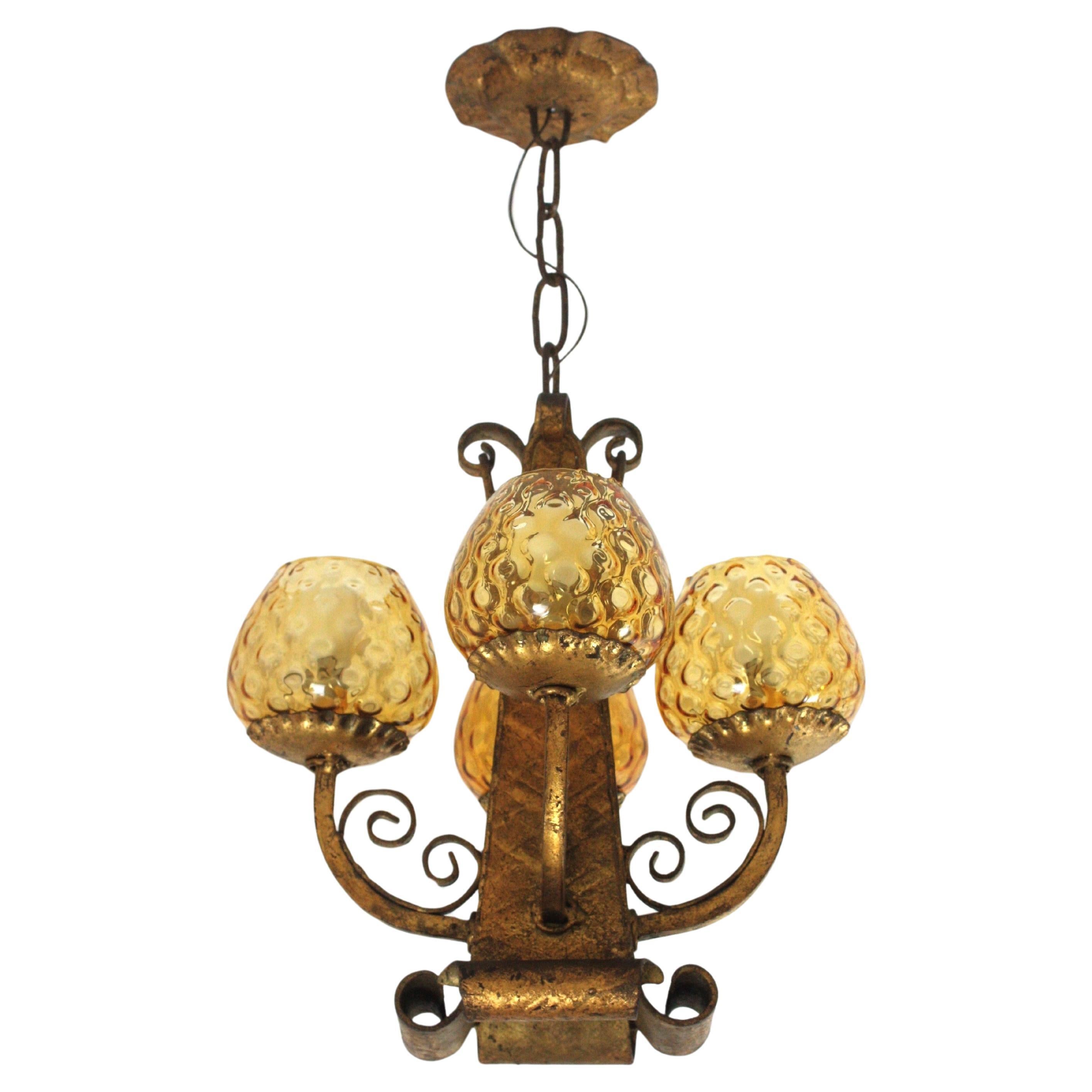 Lustre en fer forgé avec globes en verre ambré, néo-espagnol, années 1940 en vente