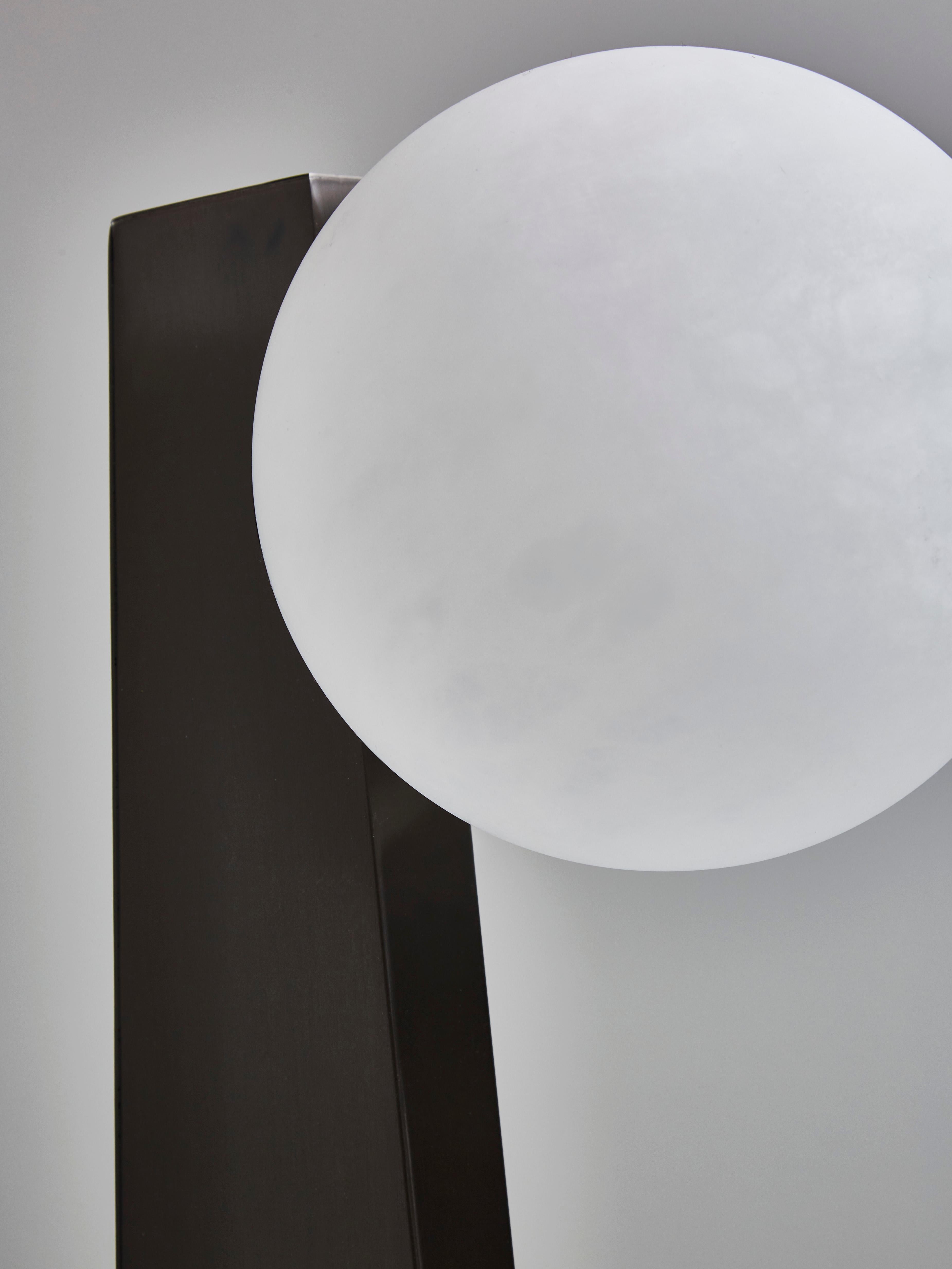 XXIe siècle et contemporain Luminaires Glustin asymétriques de table en laiton avec globe en albâtre en vente