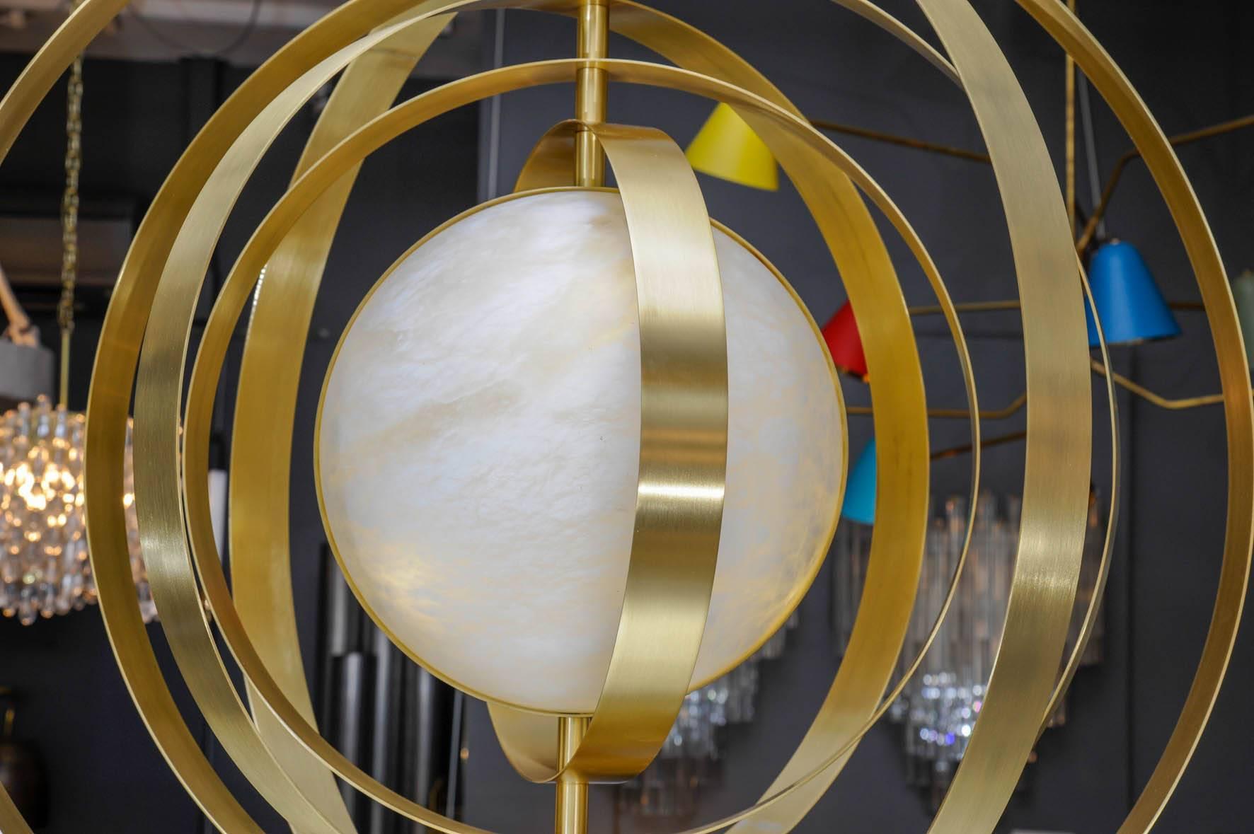 Moderno Apparecchi Glustin Creation Sospensione in alabastro con anelli in ottone in vendita