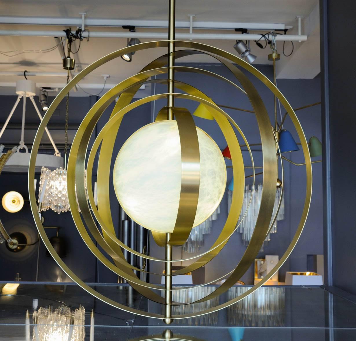 Glustin Luminaires Creation Alabaster Suspension with Brass Rings In Excellent Condition For Sale In Saint-Ouen, IDF