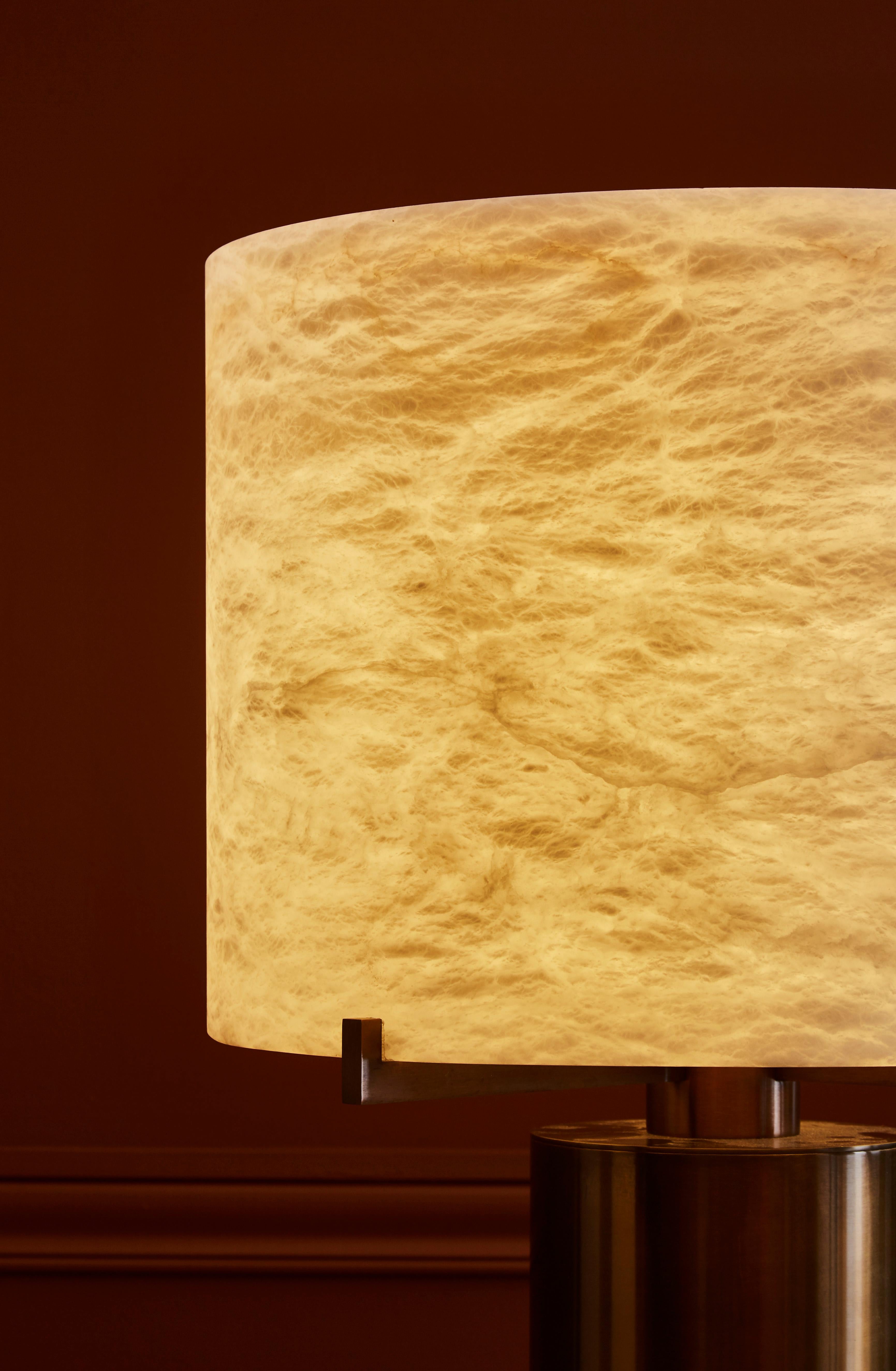 Glustin Luminaires Creation - Lampe de bureau avec abat-jour en laiton et albâtre en vente 3