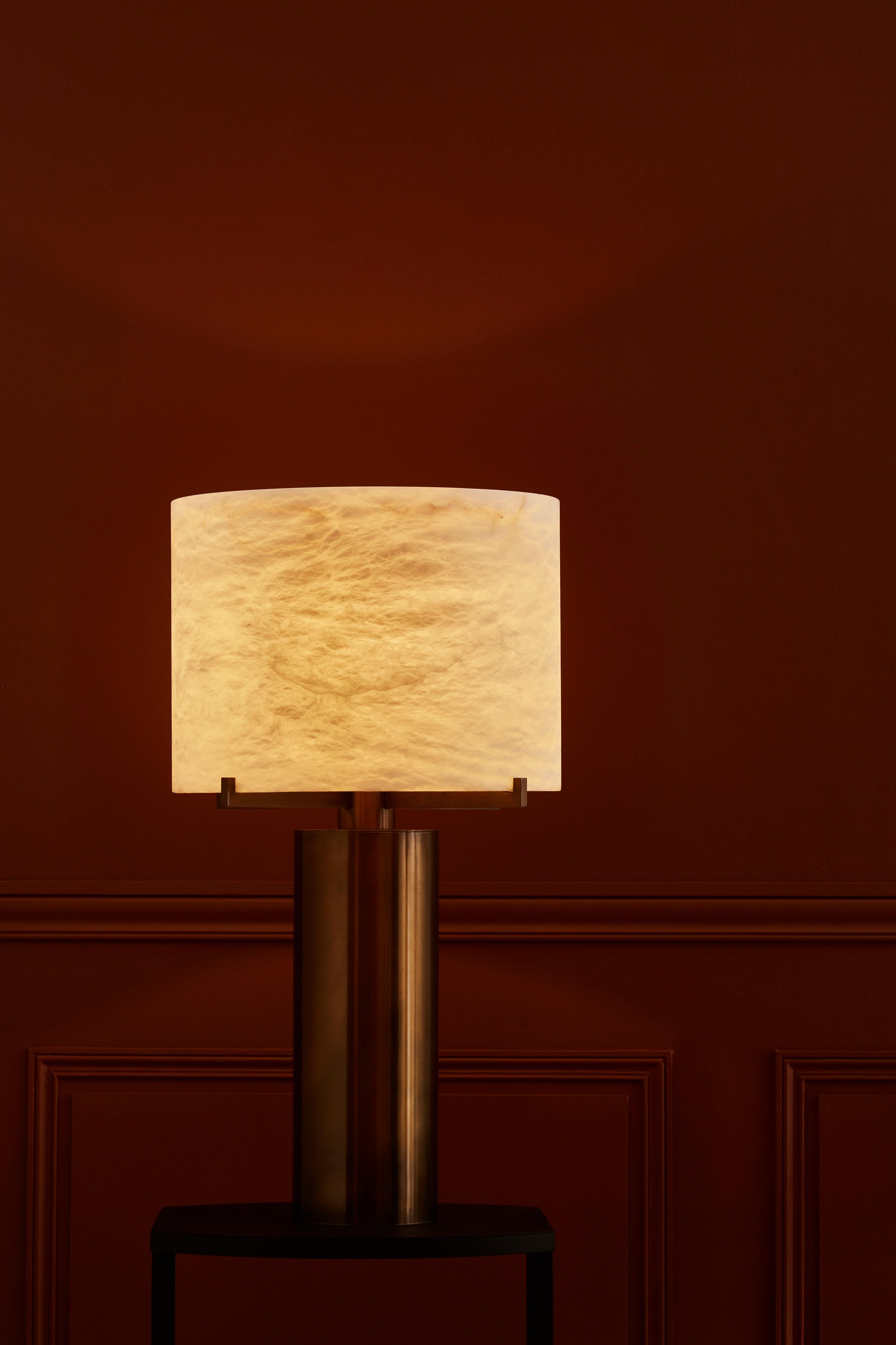 Laiton Glustin Luminaires Creation - Lampe de bureau avec abat-jour en laiton et albâtre en vente