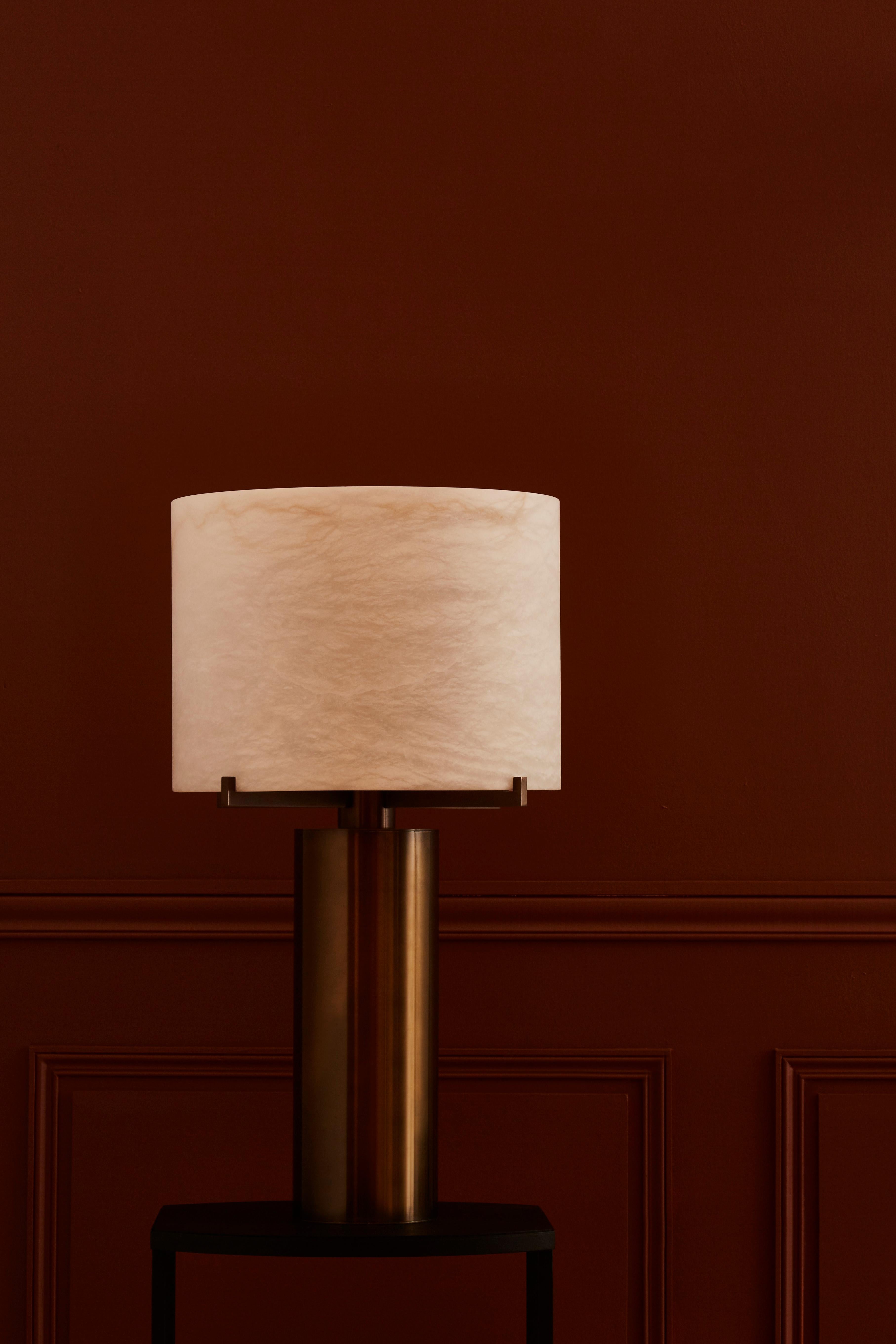 Glustin Luminaires Creation - Lampe de bureau avec abat-jour en laiton et albâtre en vente 1