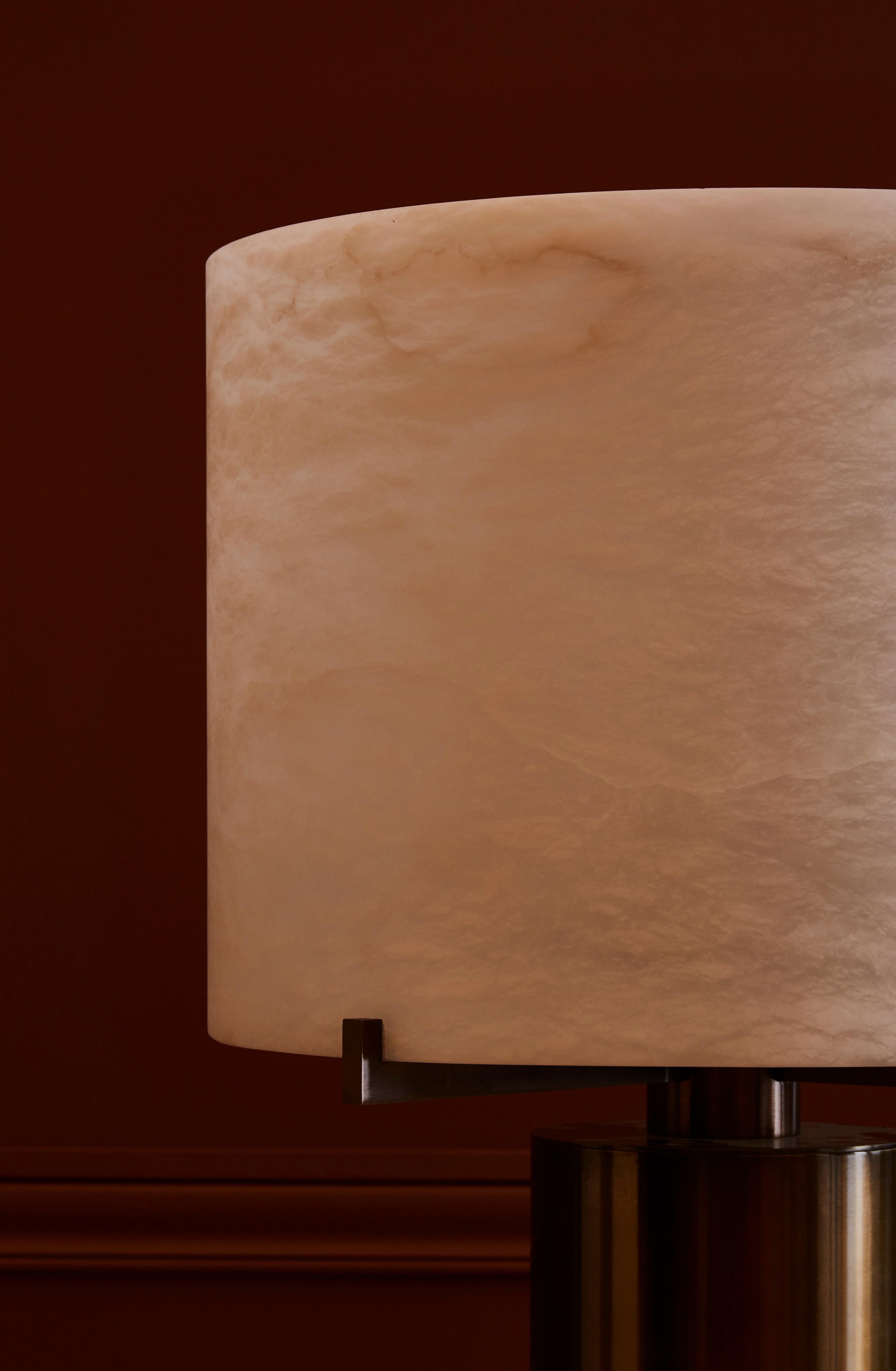 Glustin Luminaires Creation - Lampe de bureau avec abat-jour en laiton et albâtre en vente 2